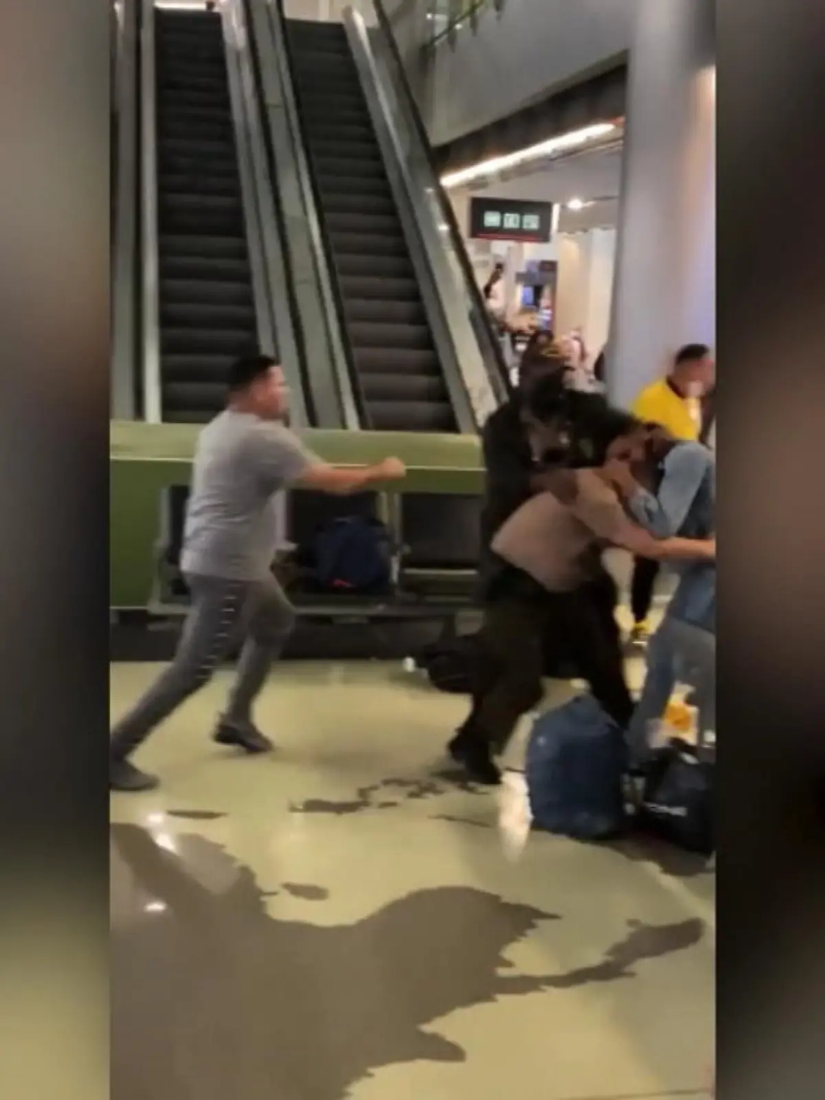 Am Flughafen in Miami kommt es zu einer Prügelei - der ursprüngliche Grund war offenbar eine harmlose Flugverspätung.