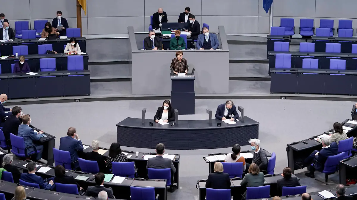  9. Bundestagssitzung und Debatte in Berlin Aktuell,16.12.2021 Berlin, Bildungsministerin Bettina Stark-Watzinger FDP im Portrait bei Rede zum Tagesordnungspunkt Ganztagsfinanzierungsgesetz und Ganztagsfinanzhilfegesetz bei der 9. Sitzung des Deutschen Bundestag in Berlin Berlin Berlin Deutschland *** 9 Bundestag session and debate in Berlin Aktuell,16 12 2021 Berlin, Education Minister Bettina Stark Watzinger FDP in portrait during speech on agenda item Ganztagsfinanzierungsgesetz and Ganztagsfinanzhilfegesetz at the 9 session of the German Bundestag in Berlin Berlin Germany