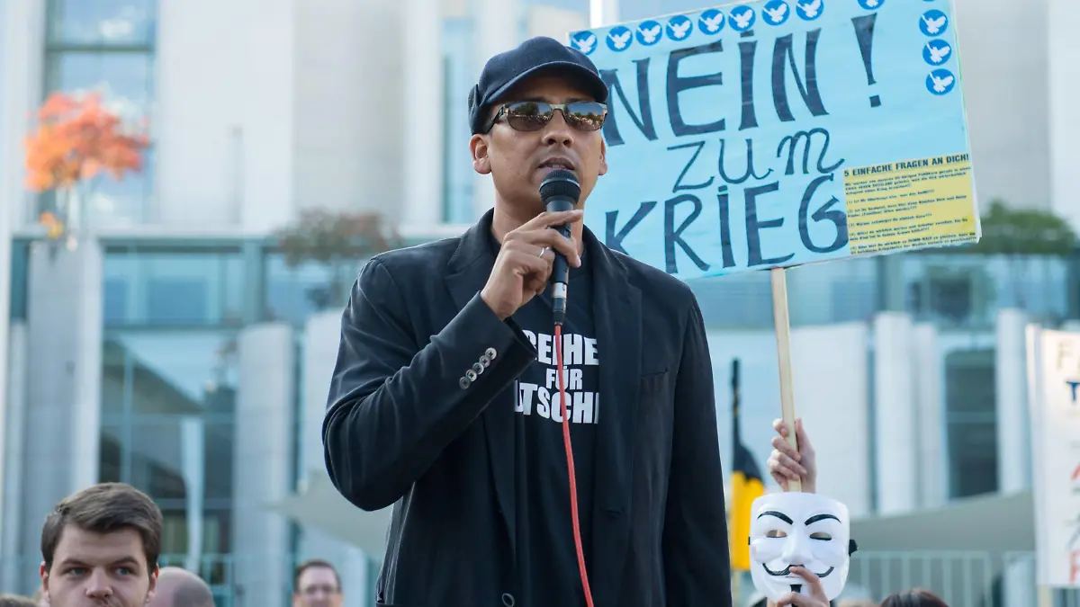 Berlin Rechte Mahnwache-Montagsdemo Ca. 300-350 Menschen nahmen am 3. Oktober 2014 vor dem Kanzleramt in Berlin an einer Mahnwache für den Frieden der sog. Montagsdemo teil. An der Mahnwache nahmen Vertreter der sog. Querfront-Ideologie und Verschwörungstheoretiker teil Im Bild: Zu den Kundgebungsteilnehmern sprach neben bekennenden Rechten auch der deutsche Pop- und Schlagersänger Xavier Naidoo. Er trug dabei ein T-Shirt Freiheit für Deutschland . 3.10.2014, Berlin