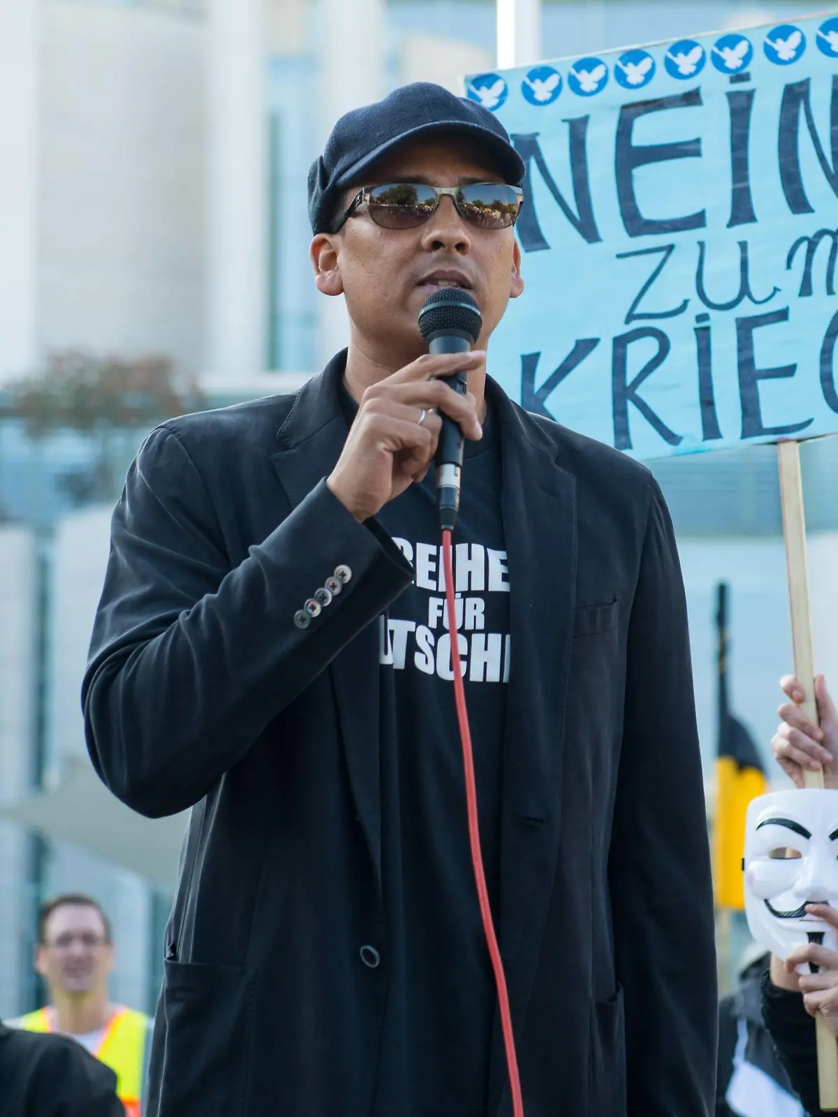  Berlin Rechte Mahnwache-Montagsdemo Ca. 300-350 Menschen nahmen am 3. Oktober 2014 vor dem Kanzleramt in Berlin an einer Mahnwache für den Frieden der sog. Montagsdemo teil. An der Mahnwache nahmen Vertreter der sog. Querfront-Ideologie und Verschwörungstheoretiker teil Im Bild: Zu den Kundgebungsteilnehmern sprach neben bekennenden Rechten auch der deutsche Pop- und Schlagersänger Xavier Naidoo. Er trug dabei ein T-Shirt Freiheit für Deutschland . 3.10.2014, Berlin