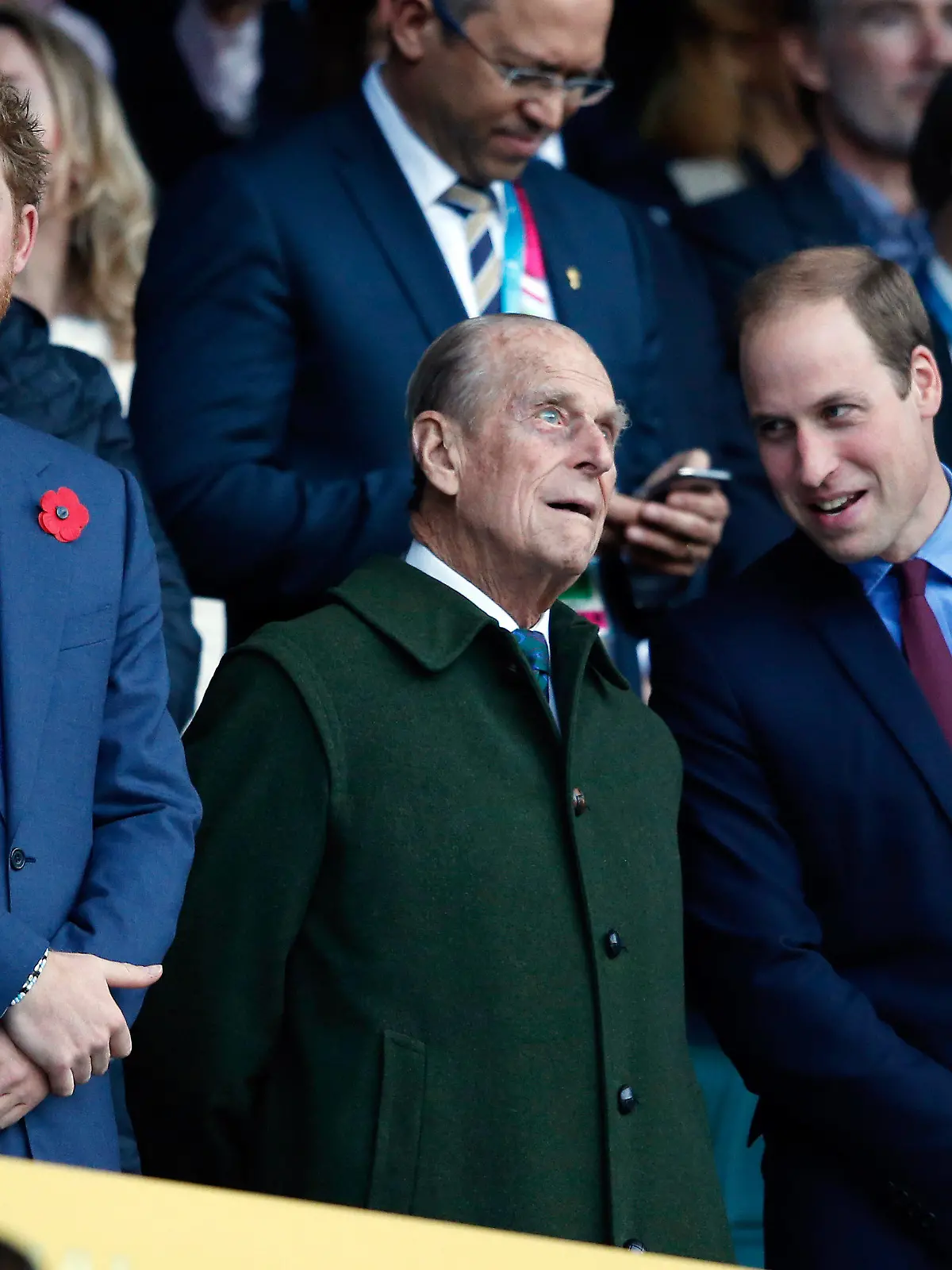 ARCHIV - 31.10.2015, Großbritannien, London: Prinz Harry (l) und sein Bruder Prinz William (r) stehen mit ihrem Großvater Prinz Philip, Herzog von Edinburgh, vor Beginn des Rugby World Cup Finales zwischen Neuseeland und Australien im Twickenham Stadion. Anlässlich der Beisetzung von Prinz Philip kommt es nun wohl zum Wiedersehen von Harry mit der royalen Familie. Gelingt eine Aussöhnung - vor allem mit Bruder William? (zu dpa «Medien: Prinz Harry in Großbritannien eingetroffen») Foto: Alastair Grant/AP/dpa +++ dpa-Bildfunk +++