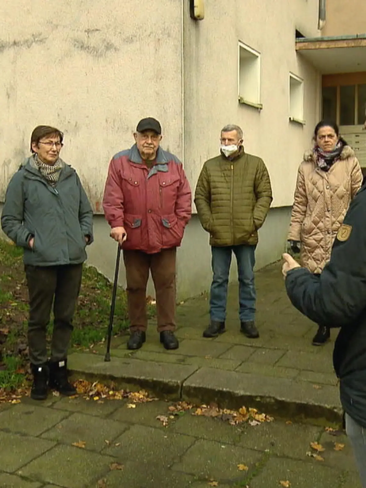 Wenn man sich diese horrende Nebenkostenrechnung mal genauer ansieht, könnte man meinen die Anwohner dieser Mietshaus-Siedlung in Iserlohn hätten einen Schlosspark vor der Tür. Doch die Realität sieht anders aus. Trotzdem sollen sie für die Pflege des Gartens 48.000 Euro an Nebenkosten blechen. RTL-Reporter Torsten Misler schaltet sich ein.