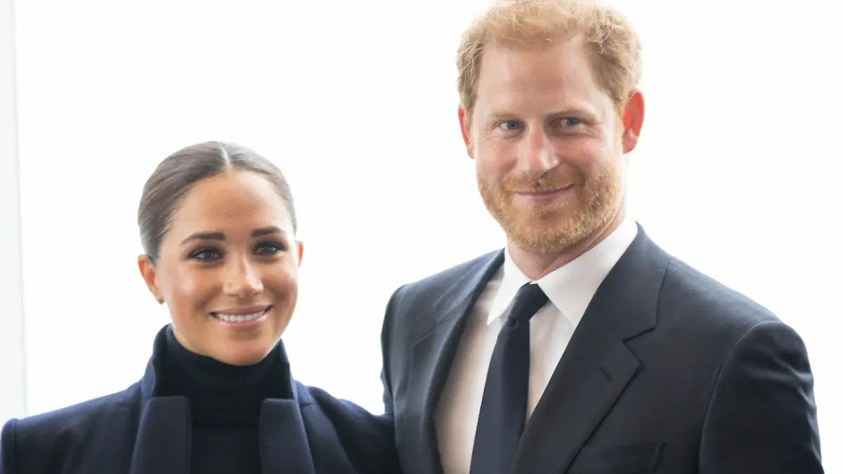 23.09.2021, USA, New York: Meghan Markle, Herzogin von Sussex, und ihr Ehemann Prinz Harry, Herzog von Sussex, stehen im Observatorium im One World Trade Center für ein Foto zusammen. Foto: Taidgh Barron/ZUMA Press Wire/dpa +++ dpa-Bildfunk +++