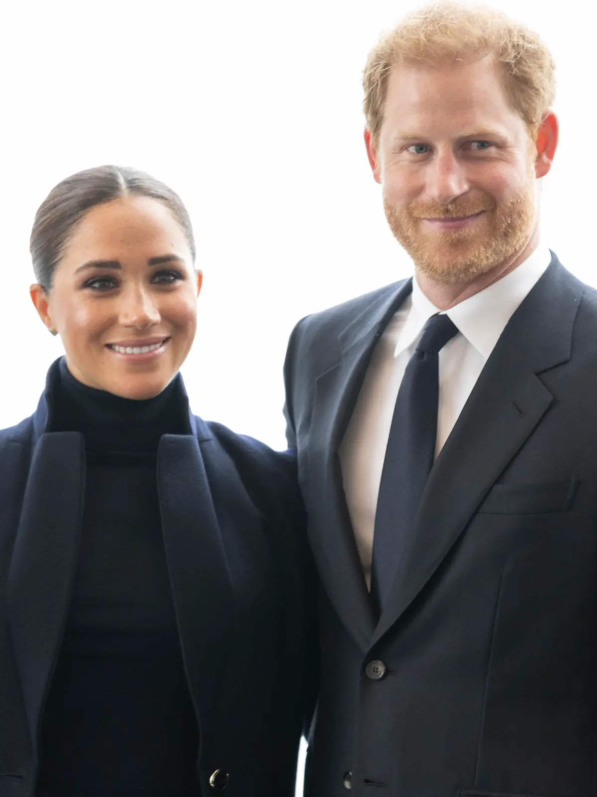 23.09.2021, USA, New York: Meghan Markle, Herzogin von Sussex, und ihr Ehemann Prinz Harry, Herzog von Sussex, stehen im Observatorium im One World Trade Center für ein Foto zusammen. Foto: Taidgh Barron/ZUMA Press Wire/dpa +++ dpa-Bildfunk +++