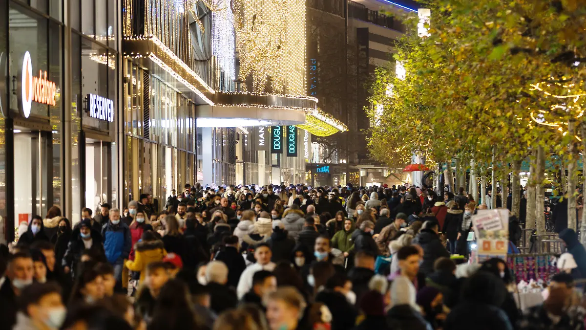 18.12.2021, Hessen, Frankfurt/Main: Menschen laufen dicht gedrängt auf der Zeil. Kurz vor Weihnachten ist die Frankfurter Einkaufsstraße voll mit Menschen. Foto: Hannes P. Albert/dpa +++ dpa-Bildfunk +++