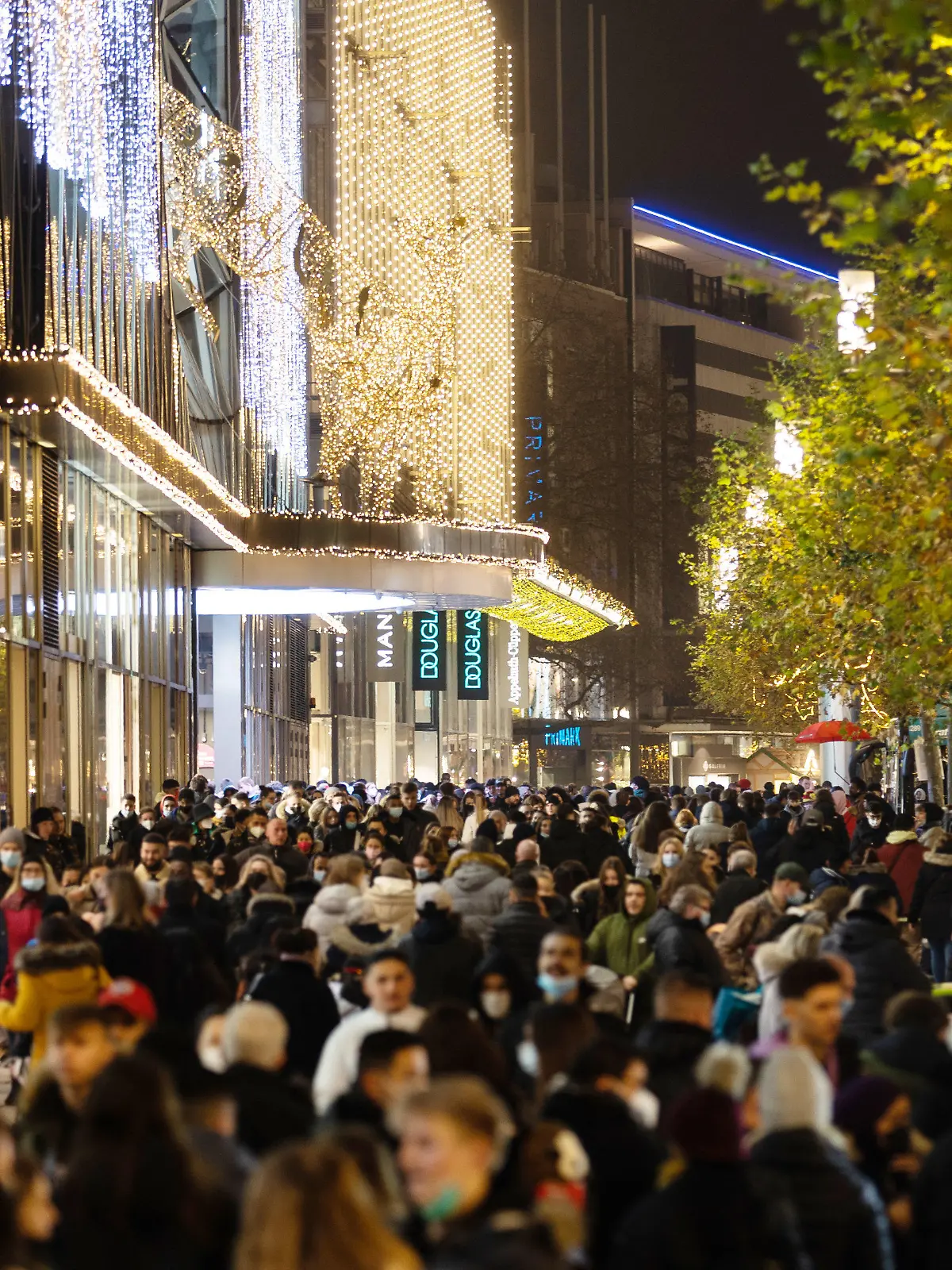 18.12.2021, Hessen, Frankfurt/Main: Menschen laufen dicht gedrängt auf der Zeil. Kurz vor Weihnachten ist die Frankfurter Einkaufsstraße voll mit Menschen. Foto: Hannes P. Albert/dpa +++ dpa-Bildfunk +++