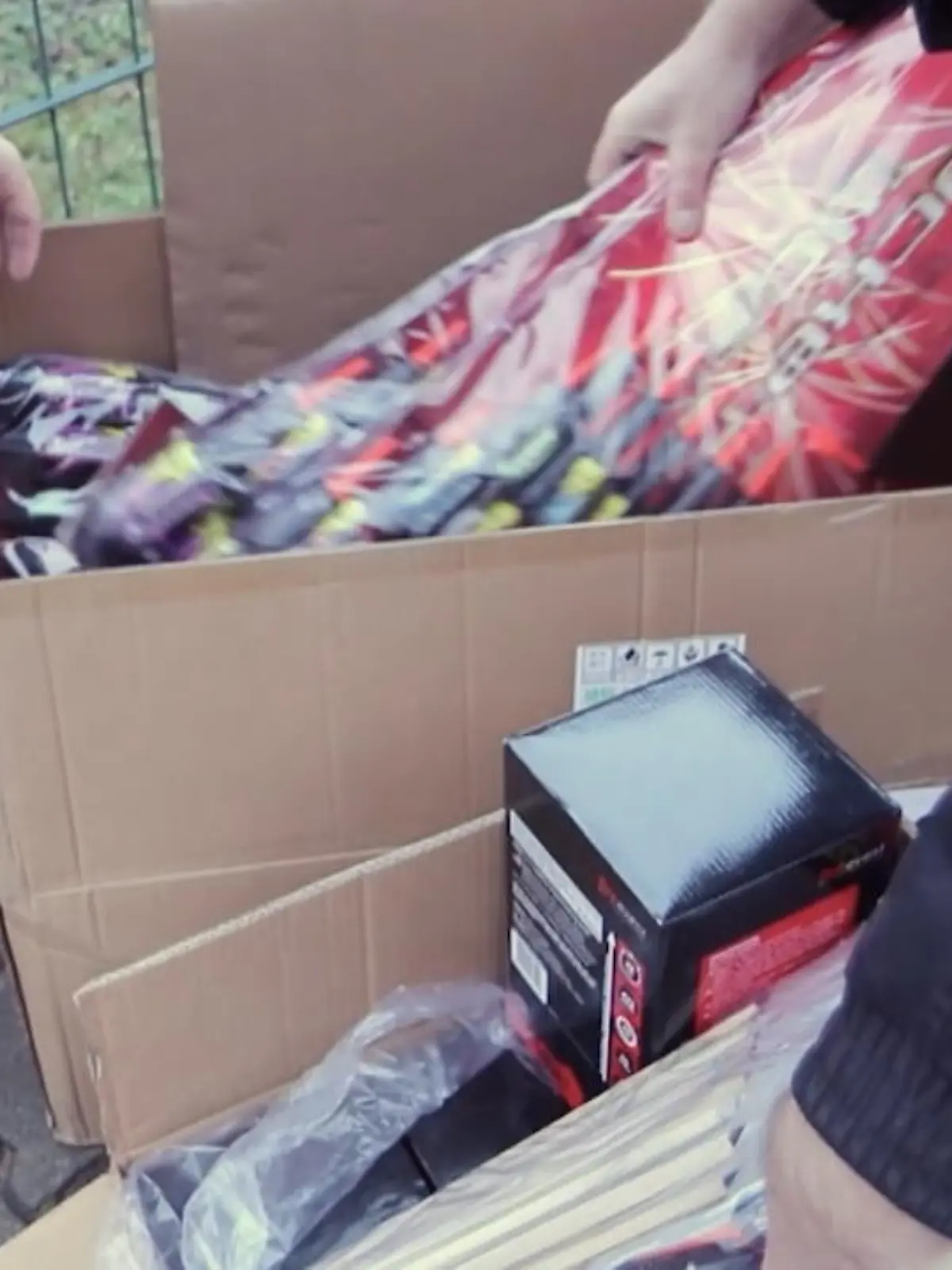 300 kg Hehlerware: Teils illegales Feuerwerk hat die Berliner Polizei gefunden - und entdeckte nebenbei auch noch Waffen und mehr.