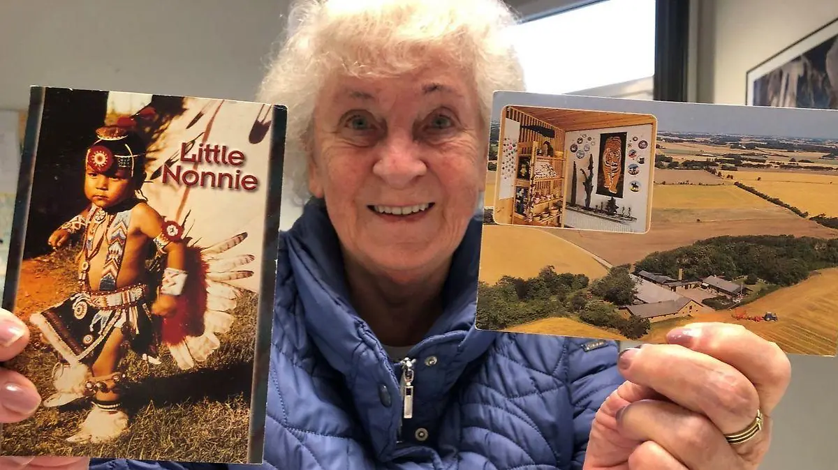 Grüße vor dem Fest: Siegrid Schönicke aus Eberswalde zeigt Postkarten längst vergangener Jahre, die sie an einem Tag im Advent überraschend in ihrem Briefkasten vorfand.