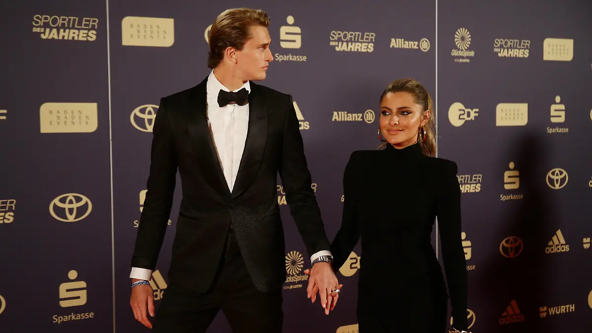 Baden-Baden , Ehrung Sportler des Jahres , Alexander Zverev und Sophia Thomalla Pressefoto Baumann / Hansjürgen Britsch / Pool *** Baden Baden , Sportsman of the Year Award , Alexander Zverev and Sophia Thomalla Pressefoto Baumann Hansjürgen Britsch Pool 