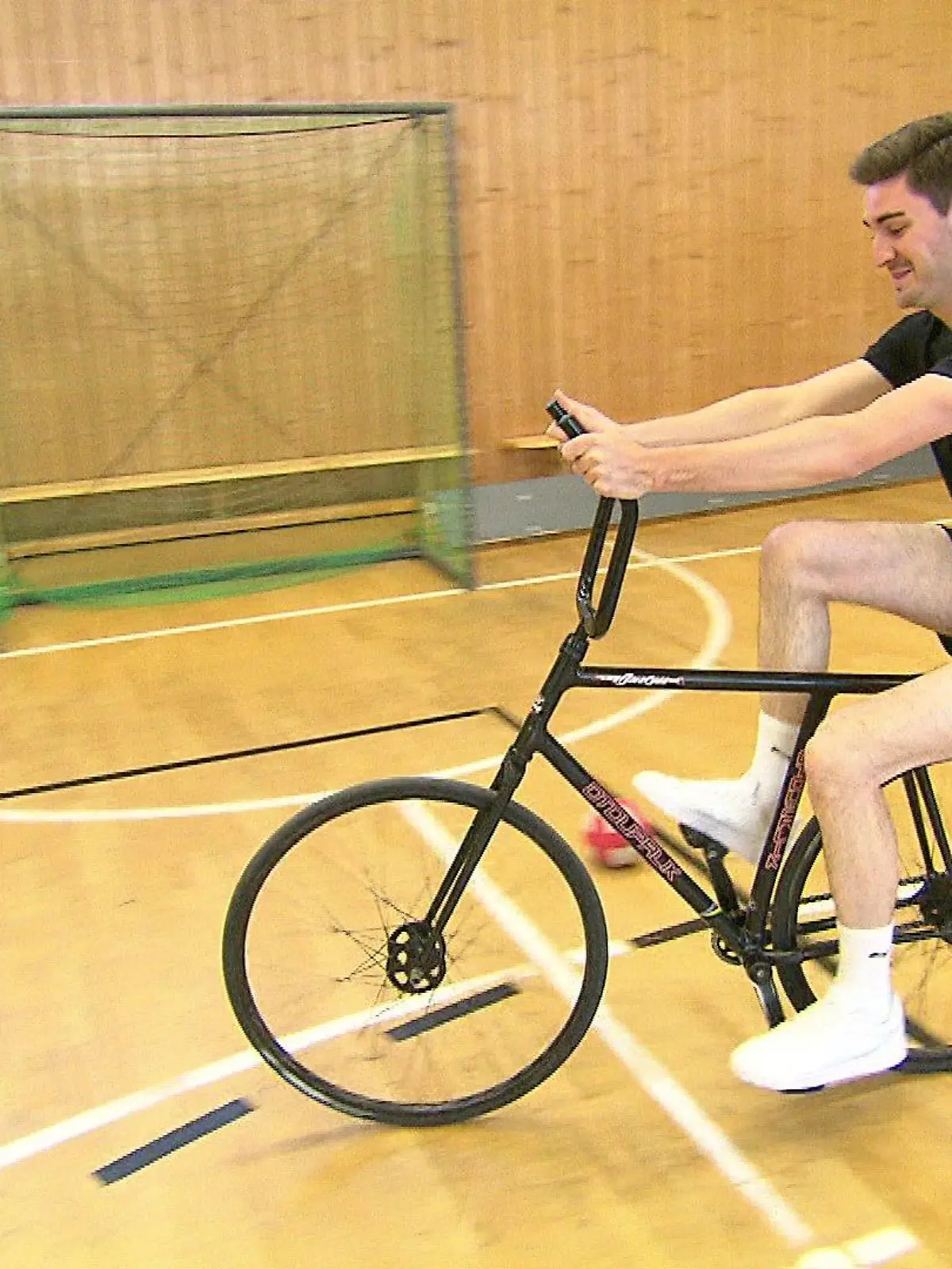 Die Hobbys Fahrrad fahren und Fußball spielen lassen sich ganz einfach vereinen: Radball nennt sich die Sportart. Wie das Ganze funktioniert und wie die Sportler vom Velociped-Club in Darmstadt so richtig am Rad drehen, sehen Sie im Video.