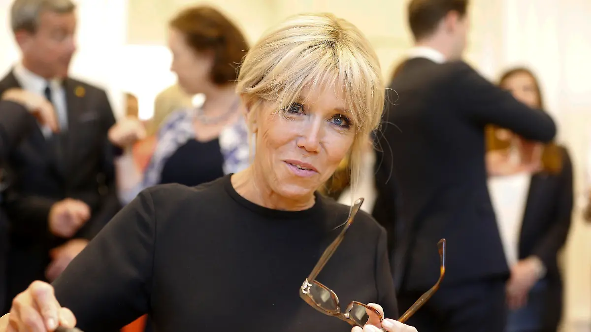 ARCHIV - Die Frau des französischen Präsidenten, Brigitte Macron, nimmt am 25.05.2017 in Brüssel (Belgien) an einem Besuch in einem Laden für Luxus-Handtaschen teil. Der Besuch fand im Rahmen des Begleitprogramms für Partner der Teilnehmer des Nato-Gipfels statt. (zu dpa «Treffen von Frankreichs Première Dame sollen veröffentlicht werden» vom 16.08.2017) Foto: Nicolas Maeterlinck/BELGA/dpa +++(c) dpa - Bildfunk+++