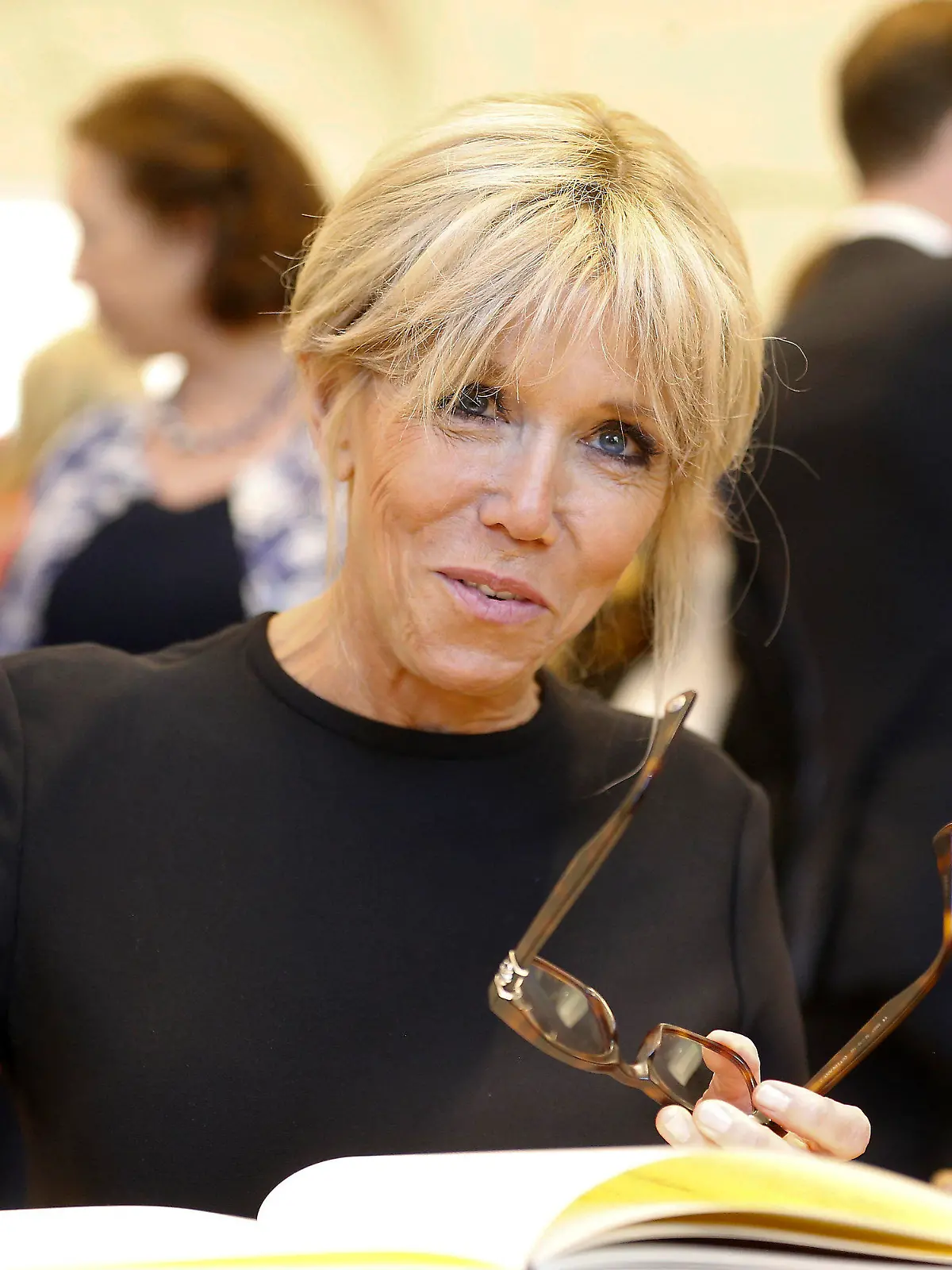 ARCHIV - Die Frau des französischen Präsidenten, Brigitte Macron, nimmt am 25.05.2017 in Brüssel (Belgien) an einem Besuch in einem Laden für Luxus-Handtaschen teil. Der Besuch fand im Rahmen des Begleitprogramms für Partner der Teilnehmer des Nato-Gipfels statt. (zu dpa «Treffen von Frankreichs Première Dame sollen veröffentlicht werden» vom 16.08.2017) Foto: Nicolas Maeterlinck/BELGA/dpa +++(c) dpa - Bildfunk+++