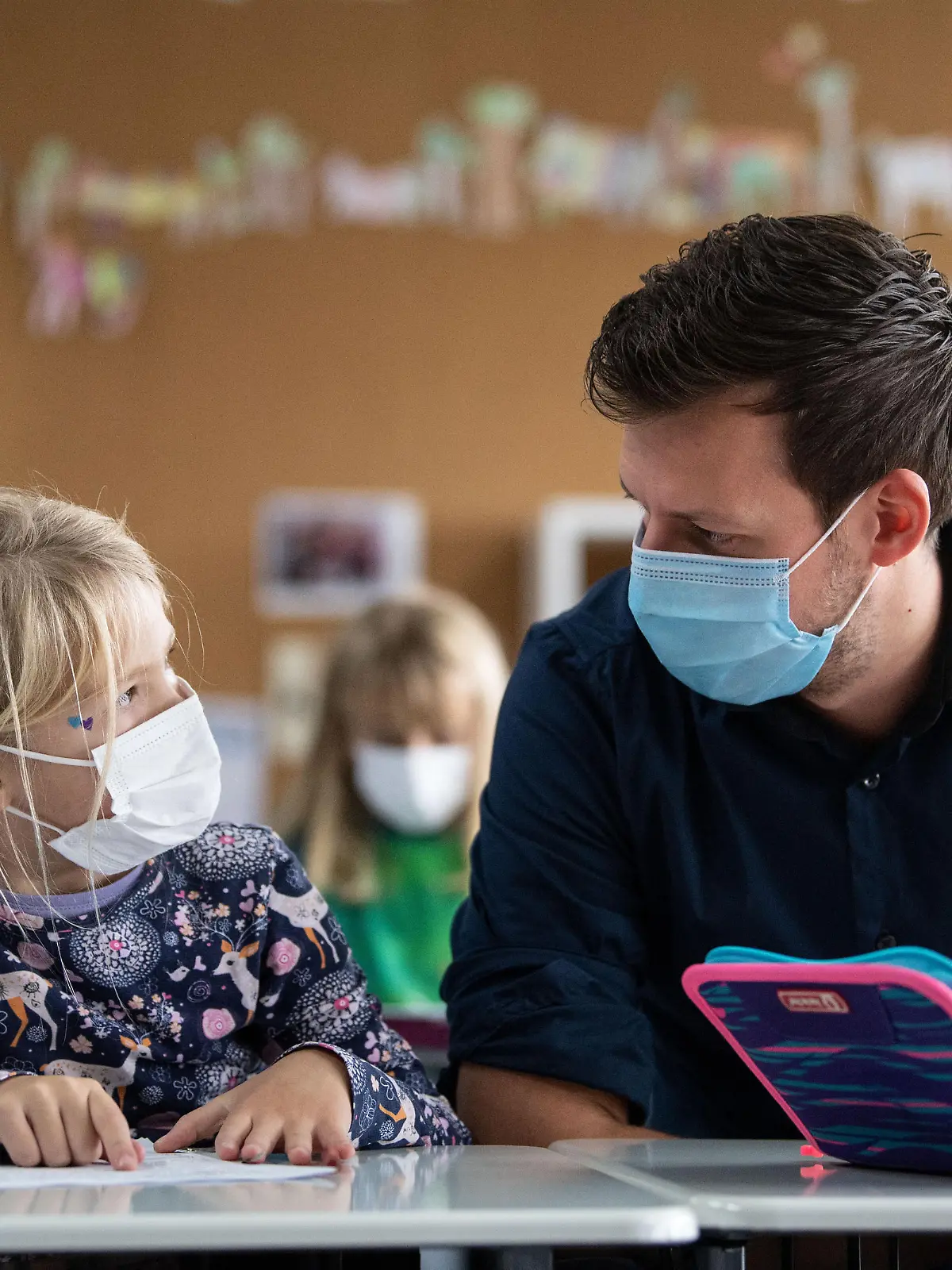 Lehrer Joschka Dusil und Schüler der Klassen 1, 2 und 4 der Liebenauschule bei einer Nachmittagsunterrichtseinheit im Rahmen des Programms „Lernen mit Rückenwind“. Mit dem auf zwei Jahre angelegten Programm soll Kindern und Jugendlichen geholfen werden, Corona-Folgen und Lernlücken zu bewältigen.