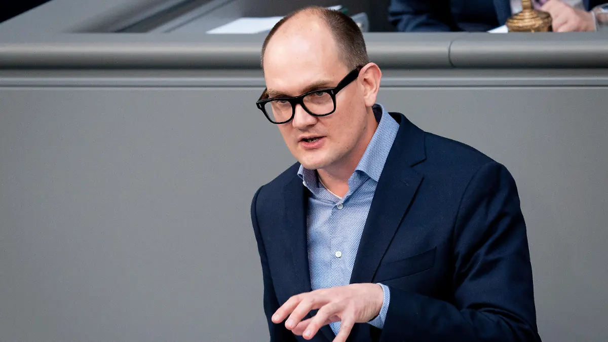 ARCHIV - 06.05.2021, Berlin: Janosch Dahmen, Bündnis 90/Die Grünen, spricht bei der Sitzung des Bundestags. (zu dpa "Grünen-Experte bringt Lockdown nach Weihnachten ins Spiel") Foto: Kay Nietfeld/dpa +++ dpa-Bildfunk +++