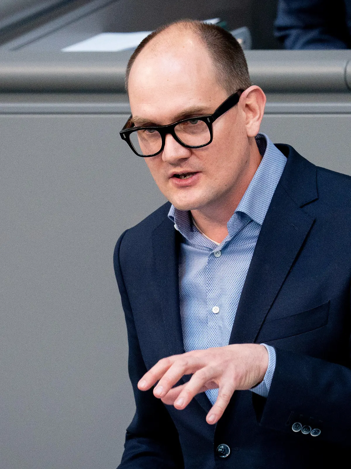 ARCHIV - 06.05.2021, Berlin: Janosch Dahmen, Bündnis 90/Die Grünen, spricht bei der Sitzung des Bundestags. (zu dpa "Grünen-Experte bringt Lockdown nach Weihnachten ins Spiel") Foto: Kay Nietfeld/dpa +++ dpa-Bildfunk +++
