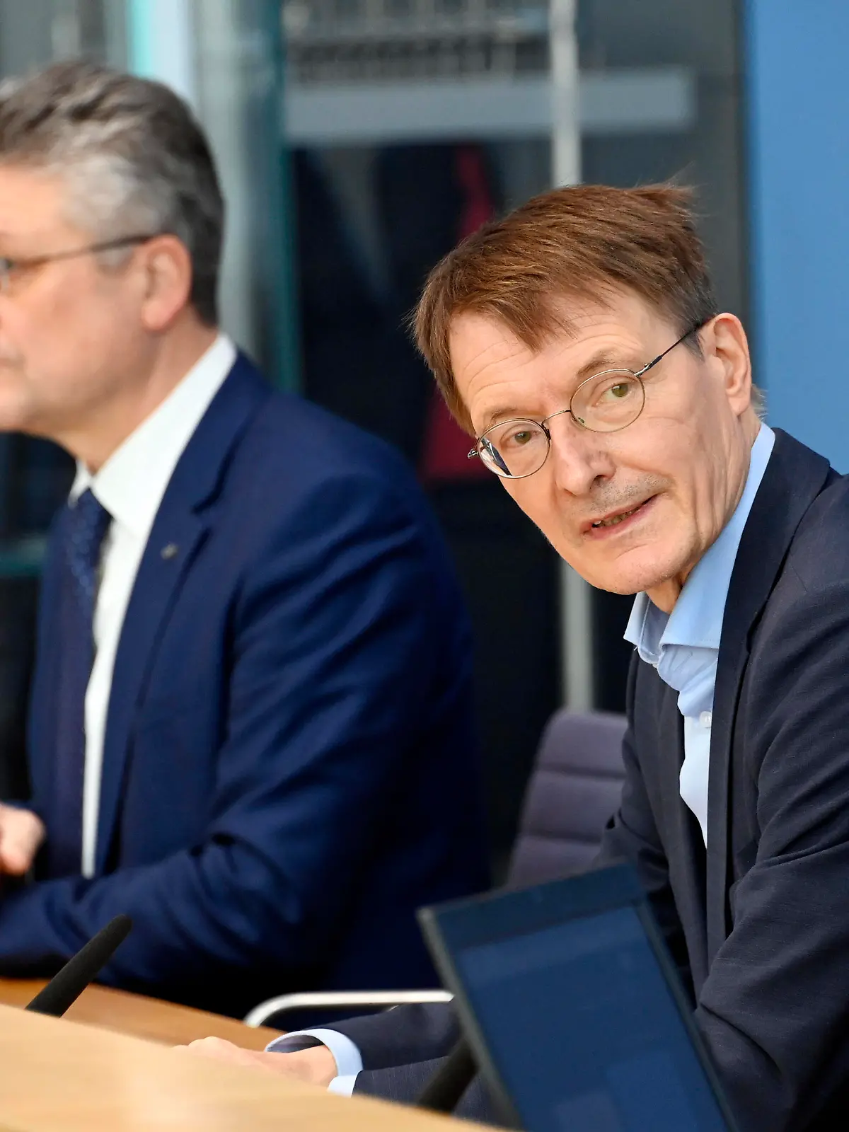  Lothar H. Wieler und Karl Lauterbach bei der Pressekonferenz zur aktuellen Corona-Lage im Haus der Bundespressekonferenz. Berlin, 22.12.2021 *** Lothar H Wieler and Karl Lauterbach at the press conference on the current Corona situation in the House of the Federal Press Conference Berlin, 22 12 2021 Foto:xF.xKernx/xFuturexImage