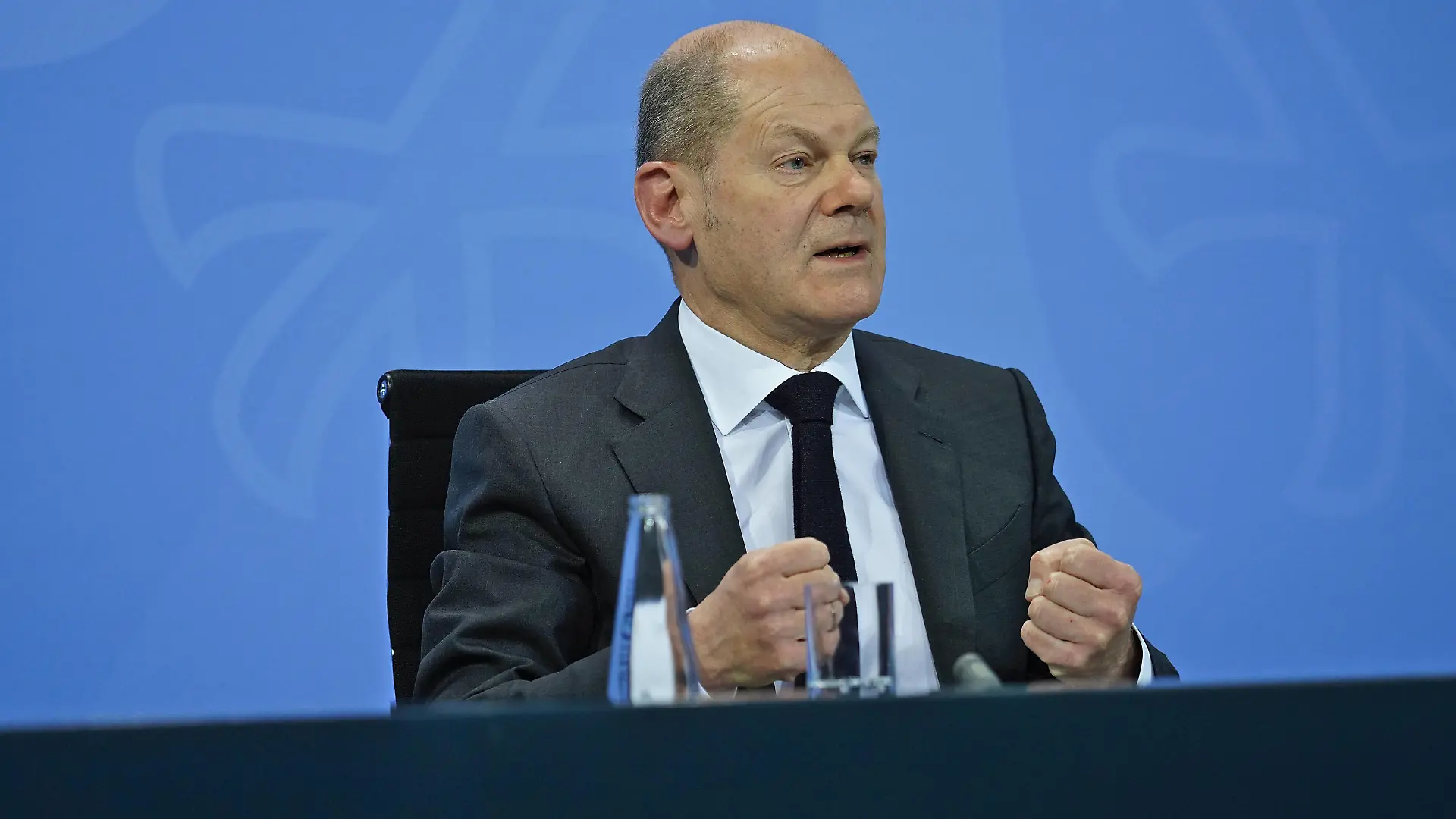 Bundeskanzler Olaf Scholz 21.12.2021 Pressekonferenz von Bundeskanzler Scholz, Ministerpräsident Wüst und Regierender Bürgermeisterin Giffey im Anschluss an die Beratungen mit den Regierungschefinnen und Regierungschefs der Länder Im Kanzleramt am 21.12.2021 Berlin Kanzleramt Berlin GER *** Federal Chancellor Olaf Scholz 21 12 2021 Press conference by Federal Chancellor Scholz, Minister President Wüst and Governing Mayor Giffey following the consultations with the heads of government of the federal states In the Chancellery on 21 12 2021 Berlin Chancellery Berlin GER