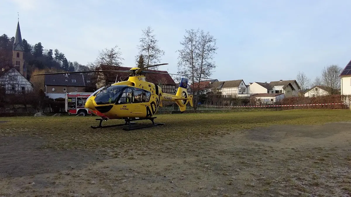 Am Vormittag kam es zu einem tödlichen Drama vor der "Evangelischen Kindertagesstätte Niedernhausen "Wiesenpfadflöhe" im südhessischen Fischbachtal. Eine 3-jährige war gerade mit ihrem Laufrad vor der Kita unterwegs, als ein 23-jähriger Paketdienstlieferfahrer das Mädchen wohl beim Rückwärtsfahren übersah und überrollte. Rettungskräfte versuchten es noch zu reanmieren -  für das Kind kam jedoch jede Hilfe zu spät. Es verstab an der Unfallstelle. Im Einsatz waren neben der Feuerwehr, Rettungsdienst und Polizei auch ein Rettungshubschrauber.