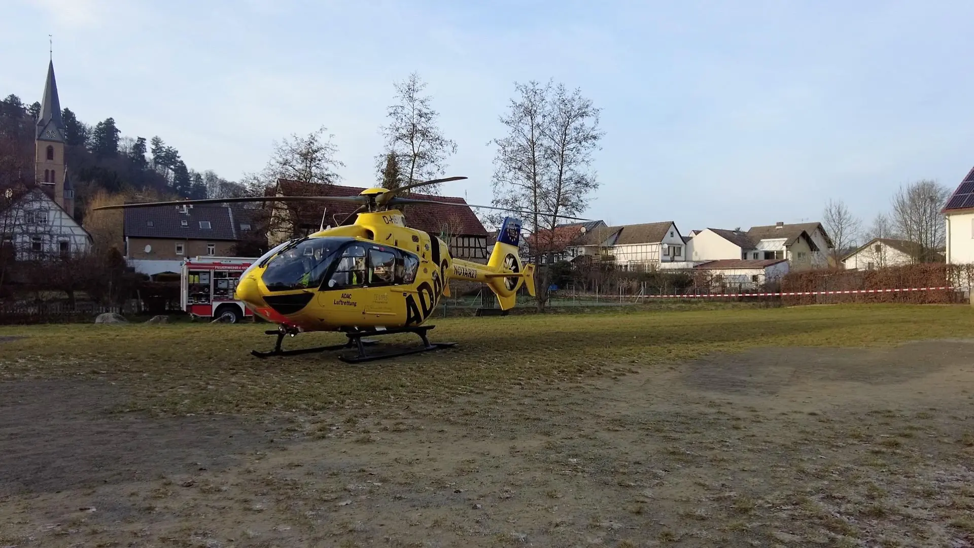 Am Vormittag kam es zu einem tödlichen Drama vor der "Evangelischen Kindertagesstätte Niedernhausen "Wiesenpfadflöhe" im südhessischen Fischbachtal. Eine 3-jährige war gerade mit ihrem Laufrad vor der Kita unterwegs, als ein 23-jähriger Paketdienstlieferfahrer das Mädchen wohl beim Rückwärtsfahren übersah und überrollte. Rettungskräfte versuchten es noch zu reanmieren -  für das Kind kam jedoch jede Hilfe zu spät. Es verstab an der Unfallstelle. Im Einsatz waren neben der Feuerwehr, Rettungsdienst und Polizei auch ein Rettungshubschrauber.