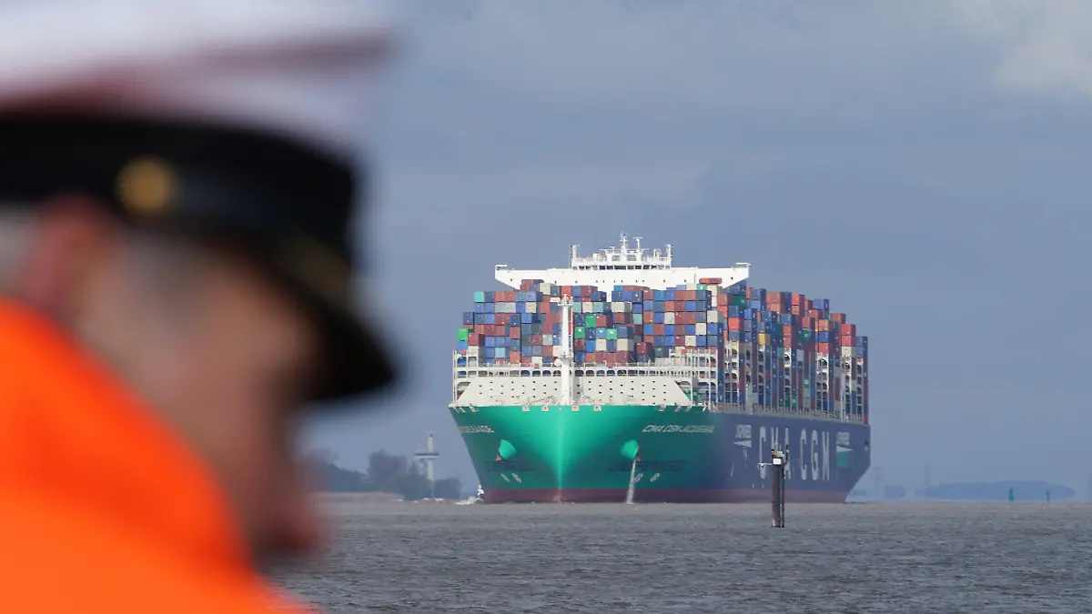 ARCHIV - 03.05.2021, Hamburg: Das riesige Containerschiff «CMA CGM Jacques Saadé» fährt am 03.05.2021 auf der Elbe am Anleger Teufelsbrück vorbei in Richtung Hafen. (Zu dpa: «Verbände: Jüngste Elbvertiefung war bislang weitgehend überflüssig») Foto: Marcus Brandt/dpa +++ dpa-Bildfunk +++