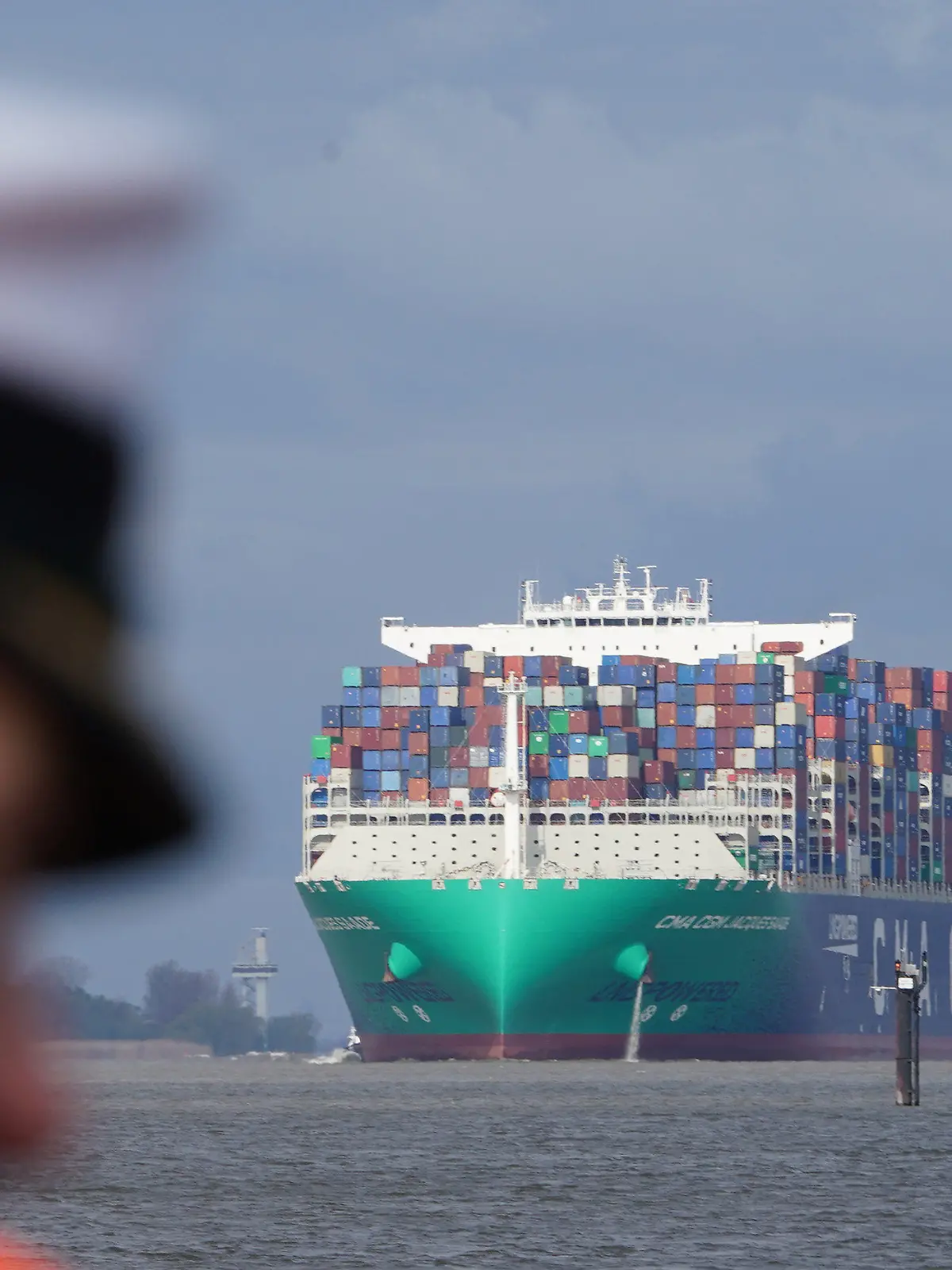 ARCHIV - 03.05.2021, Hamburg: Das riesige Containerschiff «CMA CGM Jacques Saadé» fährt am 03.05.2021 auf der Elbe am Anleger Teufelsbrück vorbei in Richtung Hafen. (Zu dpa: «Verbände: Jüngste Elbvertiefung war bislang weitgehend überflüssig») Foto: Marcus Brandt/dpa +++ dpa-Bildfunk +++