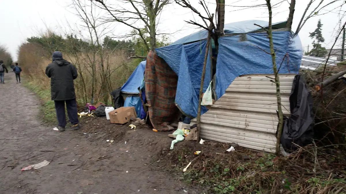 Flüchtlinge leben in Behausungen aus Planen und Decken.