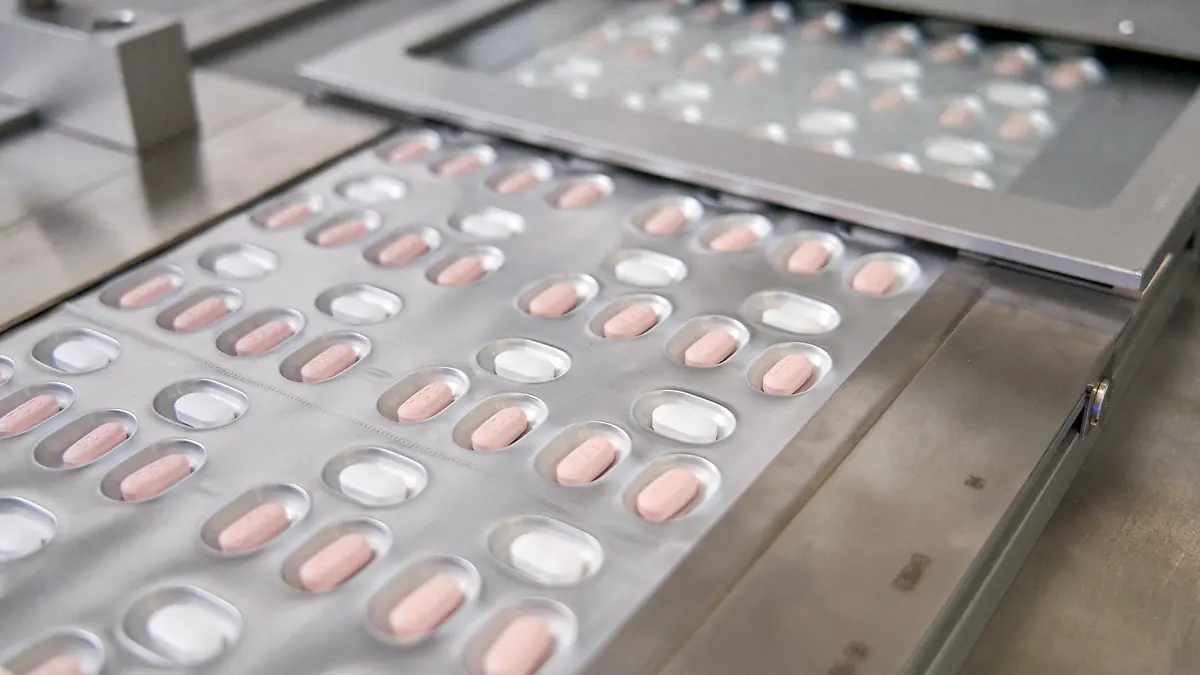 FILE PHOTO: Paxlovid, a Pfizer's coronavirus disease (COVID-19) pill, is seen manufactured in Ascoli, Italy, in this undated handout photo obtained by Reuters on November 16, 2021. Pfizer/Handout via REUTERS NO RESALES. NO ARCHIVES. THIS IMAGE HAS BEEN SUPPLIED BY A THIRD PARTY.//File Photo