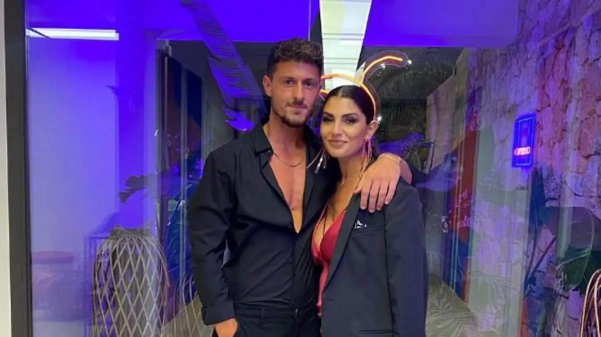 Jannik und Yeliz halten sich im Arm und lächeln in die Kamera.