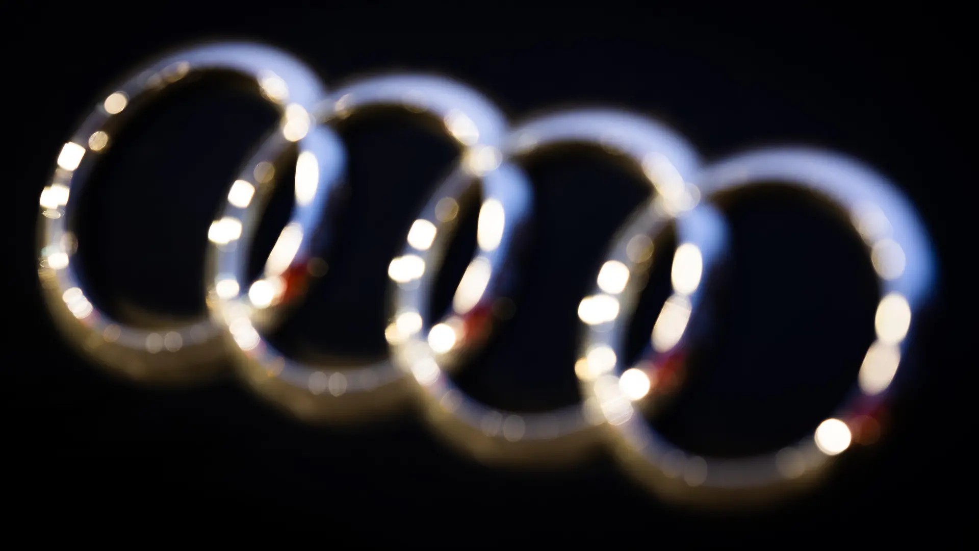 24.11.2021, Niedersachsen, Hannover: Das Logo vom Automobilhersteller Audi ist am Abend an einem Fahrzeug zu sehen. Der Bundesgerichtshof (BGH) verhandelt am 25.11.2021 im Dieselskandal zu möglichen Schadenersatzansprüchen gegen die VW-Tochter Audi. Foto: Moritz Frankenberg/dpa +++ dpa-Bildfunk +++