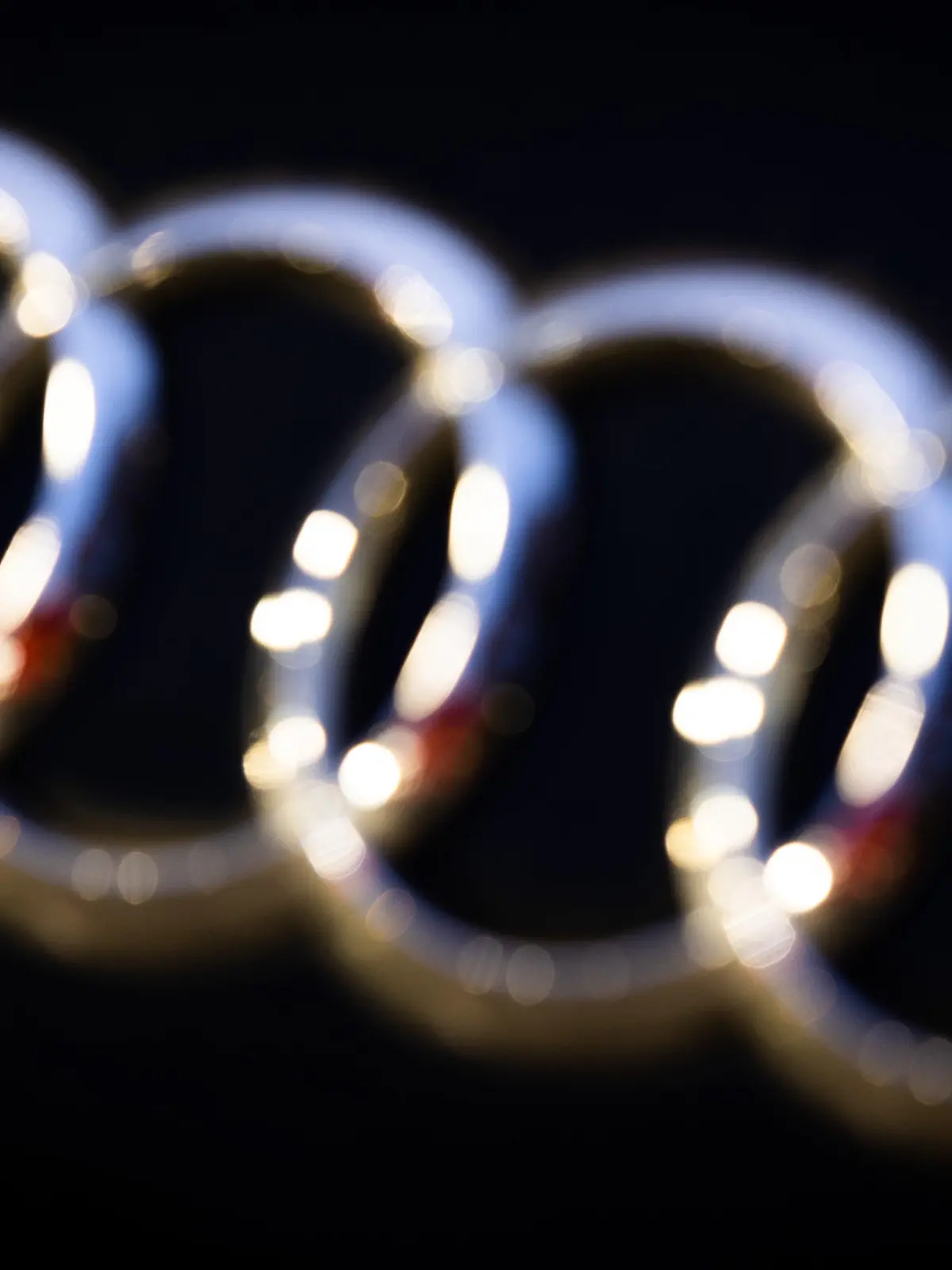 24.11.2021, Niedersachsen, Hannover: Das Logo vom Automobilhersteller Audi ist am Abend  an einem Fahrzeug zu sehen. Der Bundesgerichtshof (BGH) verhandelt am 25.11.2021 im Dieselskandal zu möglichen Schadenersatzansprüchen gegen die VW-Tochter Audi. Foto: Moritz Frankenberg/dpa +++ dpa-Bildfunk +++