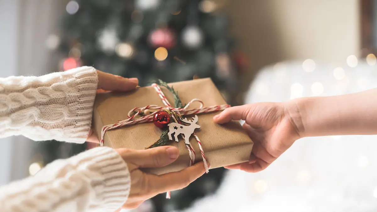 Geschenkübergabe an Heiligabend.