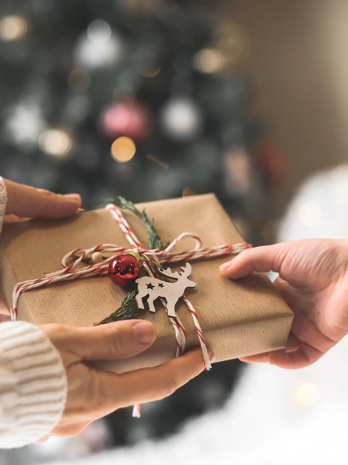 Geschenkübergabe an Heiligabend.