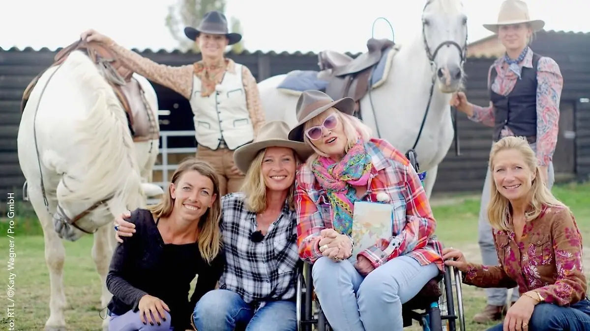 Gaby Köster stürzt sich in der RTL-Doku „Gaby Köster – Meine verrückte Bucket List“ in das Abenteuer ihres Lebens. Gaby Köster (vorne 2.v.r.), Beate Bohr (vorne 2.v.l.), Stephanie Arnaud (hi.l.) und ihrer Tochter Carla, Nina Massucco (l.), Laetitia W