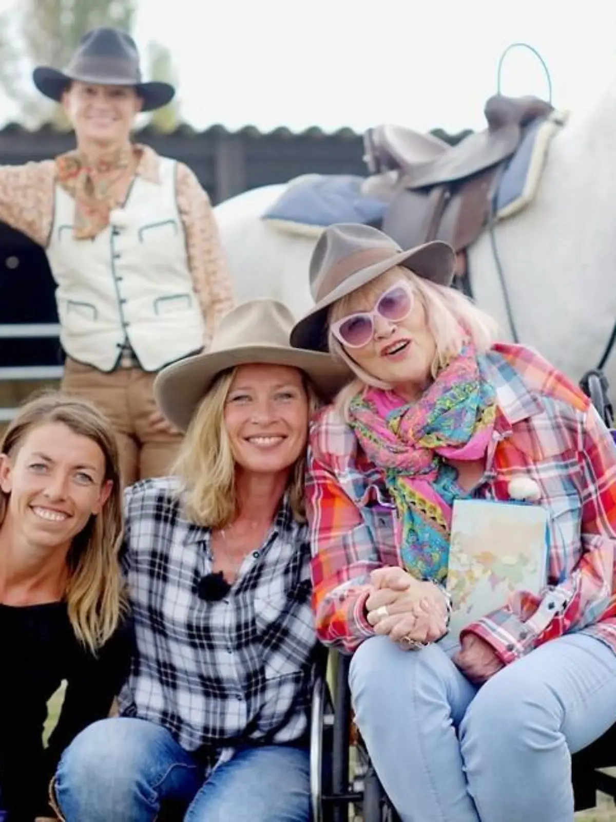 Gaby Köster stürzt sich in der RTL-Doku „Gaby Köster – Meine verrückte Bucket List“ in das Abenteuer ihres Lebens. Gaby Köster (vorne 2.v.r.), Beate Bohr (vorne 2.v.l.), Stephanie Arnaud (hi.l.) und ihrer Tochter Carla, Nina Massucco (l.), Laetitia W