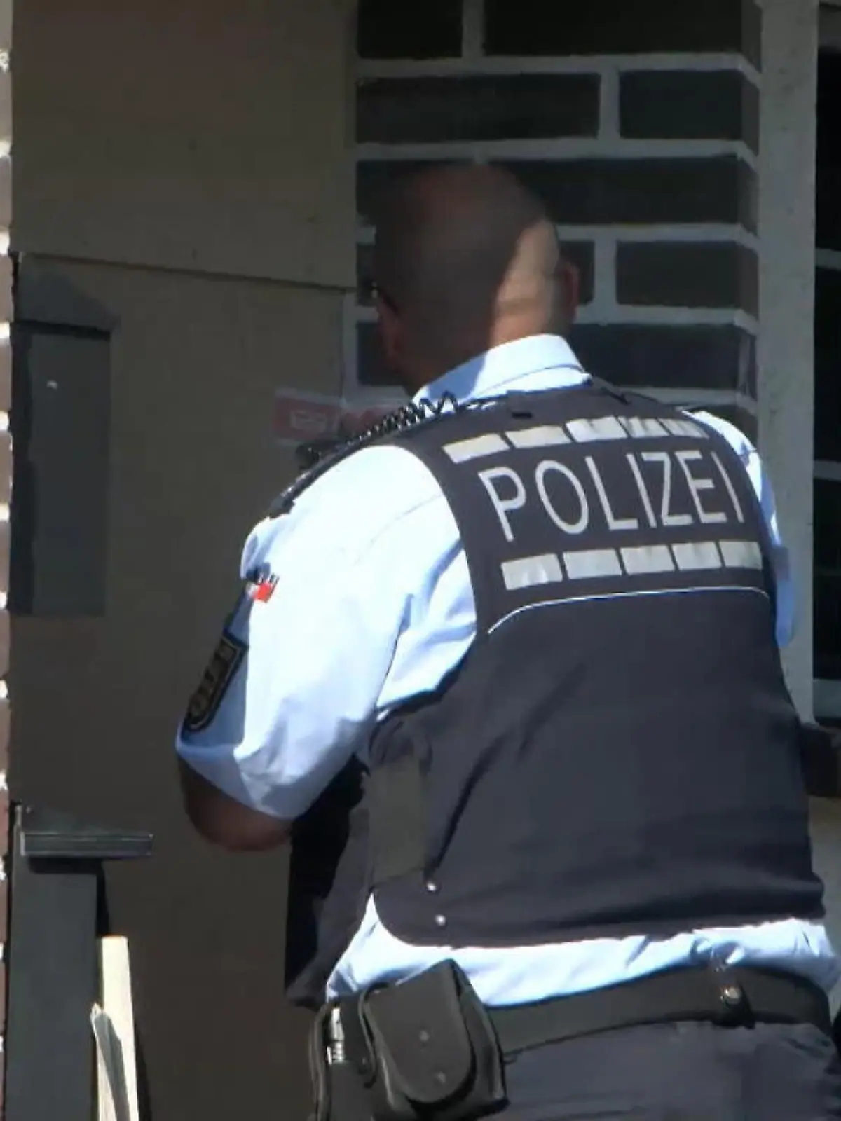 In Mannheim soll ein Mann erst seine Frau, dann sich selbst getötet haben. Die beiden kleinen Kinder des Paares sollen während des Dramas im Haus geschlafen haben. Sie blieben unverletzt. Die Hintergründe der Tat sind jetzt Gegenstand der Ermittlerungen.