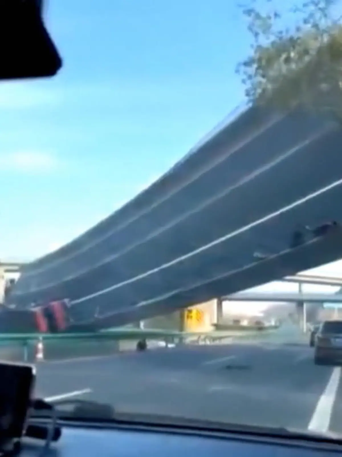 Unglaubliche Bilder aus China. Eine Autobahn ist einfach von einer Brücke gekippt. Es gab einige Verletzte und auch Tote.