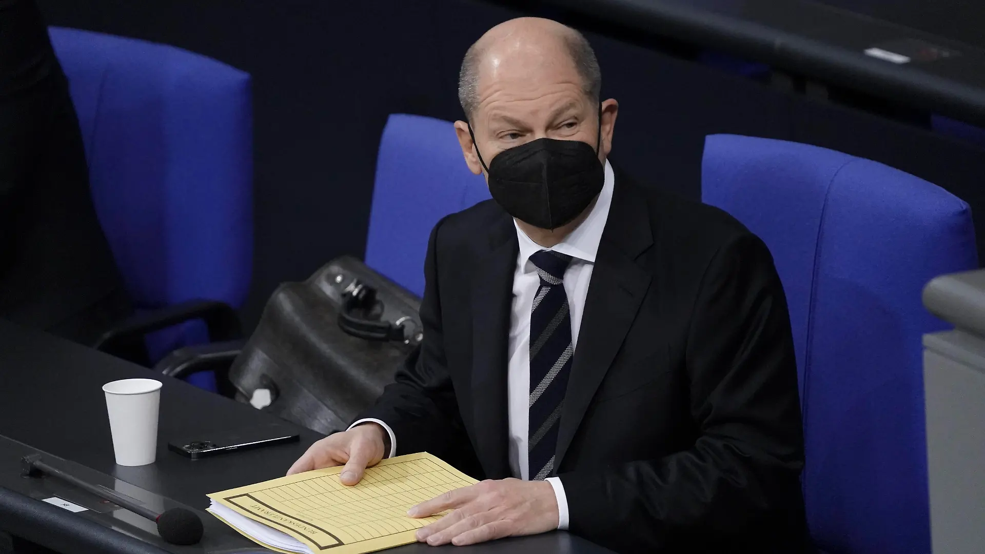  8. Plenarsitzung des Deutscher Bundestag - Regoierungserklaerung Aktuell,15.12.2021 Berlin, Bundeskanzler Olaf Scholz SPD im Portrait auf der Regierungsbank vor seiner Regierungserklaerung bei der 8. Sitzung des Deutschen Bundestag in Berlin Berlin Berlin Deutschland *** 8 Plenary Session of the German Bundestag Regoierungserklaerung Aktuell,15 12 2021 Berlin, Chancellor Olaf Scholz SPD in portrait on the government bench before his government declaration at the 8 session of the German Bundestag in Berlin Berlin Germany