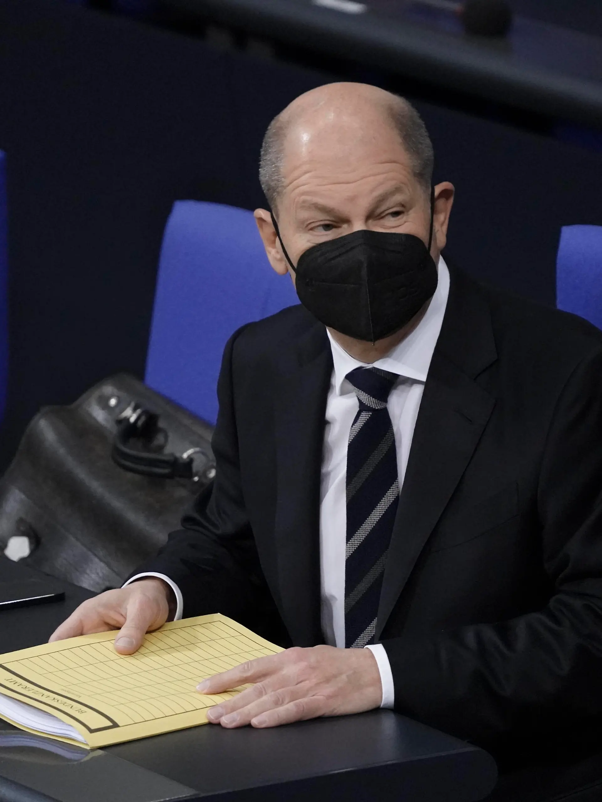  8. Plenarsitzung des Deutscher Bundestag - Regoierungserklaerung Aktuell,15.12.2021 Berlin, Bundeskanzler Olaf Scholz SPD im Portrait auf der Regierungsbank vor seiner Regierungserklaerung bei der 8. Sitzung des Deutschen Bundestag in Berlin Berlin Berlin Deutschland *** 8 Plenary Session of the German Bundestag Regoierungserklaerung Aktuell,15 12 2021 Berlin, Chancellor Olaf Scholz SPD in portrait on the government bench before his government declaration at the 8 session of the German Bundestag in Berlin Berlin Germany