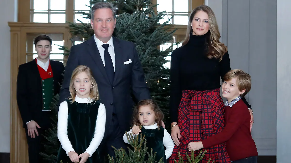 Prinsessan Madeleine tog i mot Skogshögskolans studentkår julgranar till Stockholm slott. Tog med sin stora familj, maken Christopher O'Neill och barnen prinsessan Leonore, prins Nicolas och prinsessan Adrienne. 
Pool.
2021-12-20
Photo: Patrik C Österberg / Stella Pictures