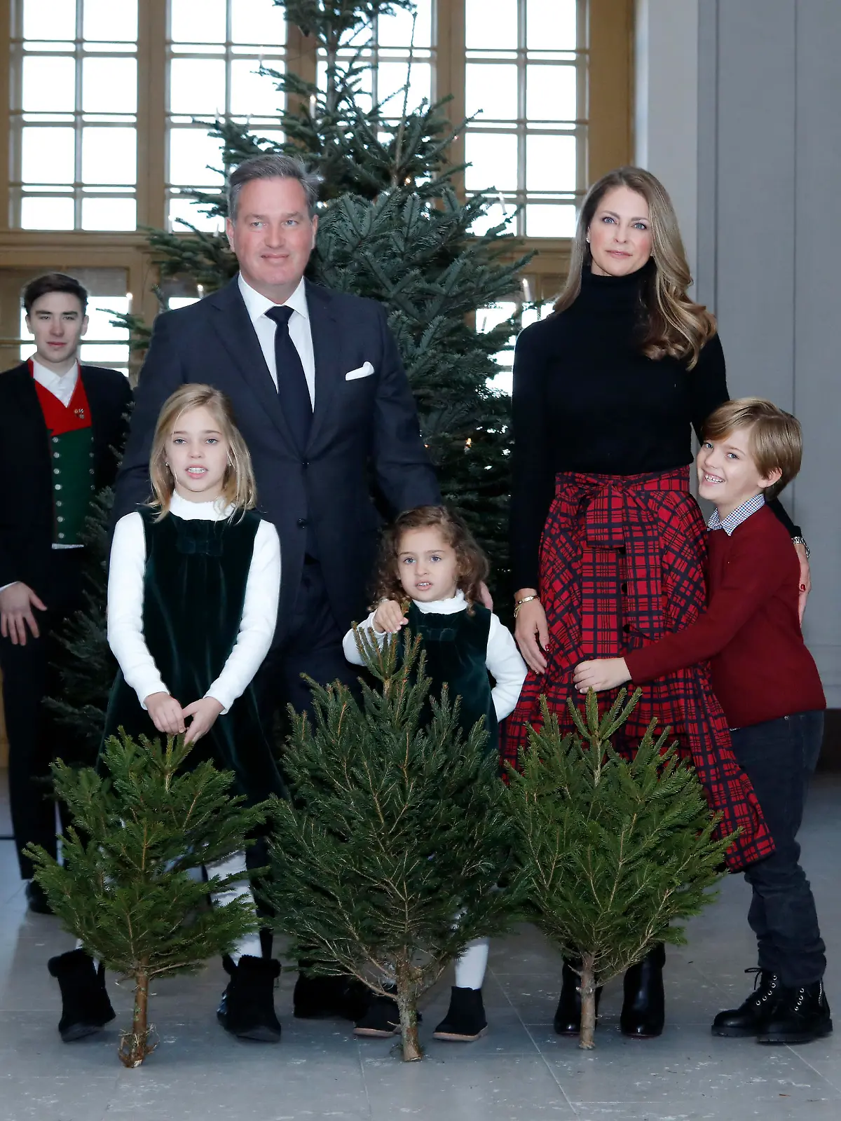 Prinsessan Madeleine tog i mot Skogshögskolans studentkår julgranar till Stockholm slott. Tog med sin stora familj, maken Christopher O'Neill och barnen prinsessan Leonore, prins Nicolas och prinsessan Adrienne. 
Pool.
2021-12-20
Photo: Patrik C Österberg / Stella Pictures