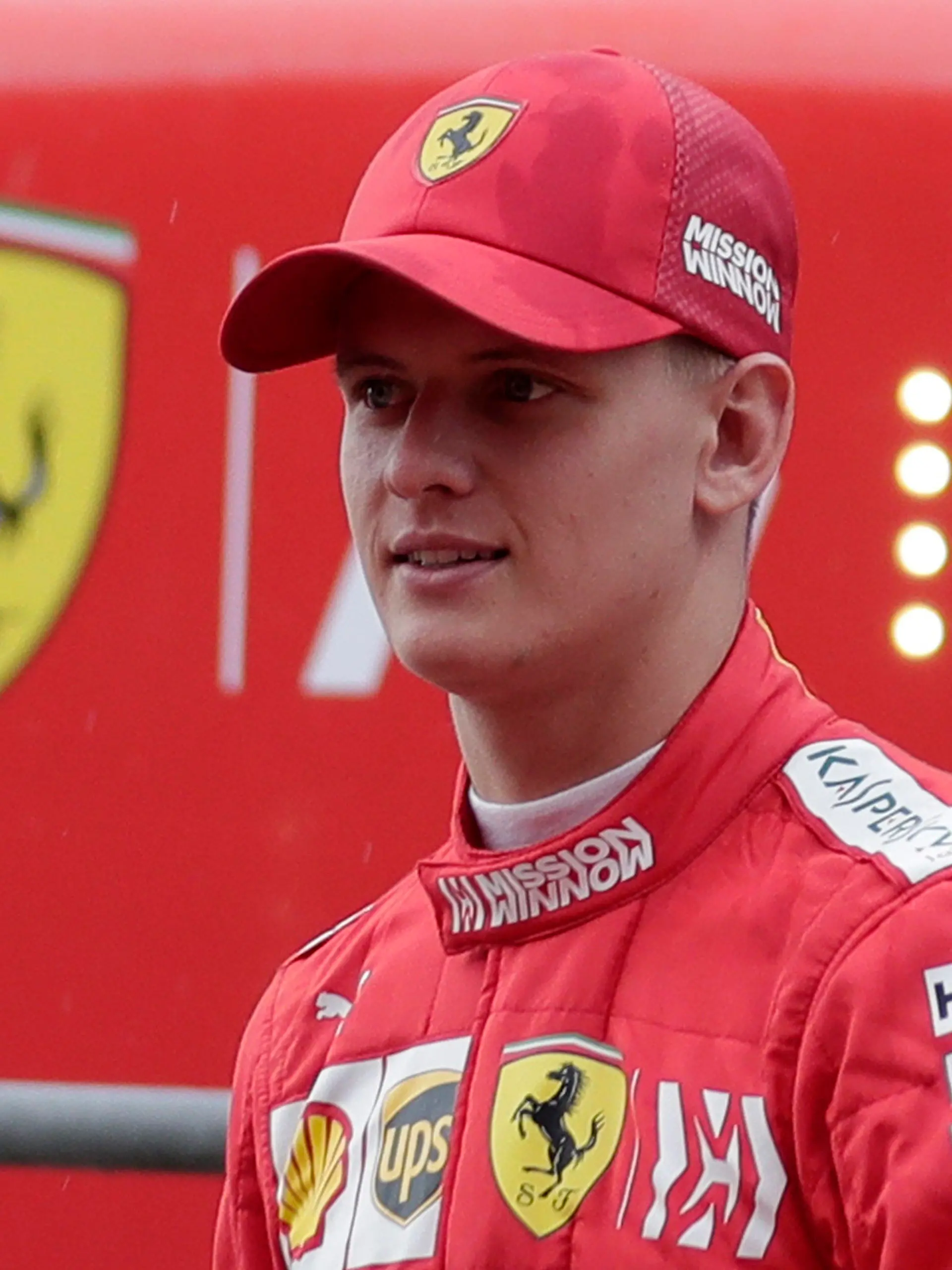 ARCHIV - 02.04.2019, Bahrain, Sakhir: Mick Schumacher, Rennfahrer aus Deutschland, geht zur Box im Rahmen seiner ersten Testfahrt im Formel-1-Ferrari. (zu dpa: «Sound der Vergangenheit»: Zeitreise mit Schumacher jr.) Foto: Hassan Ammar/AP/dpa +++ dpa-Bildfunk +++