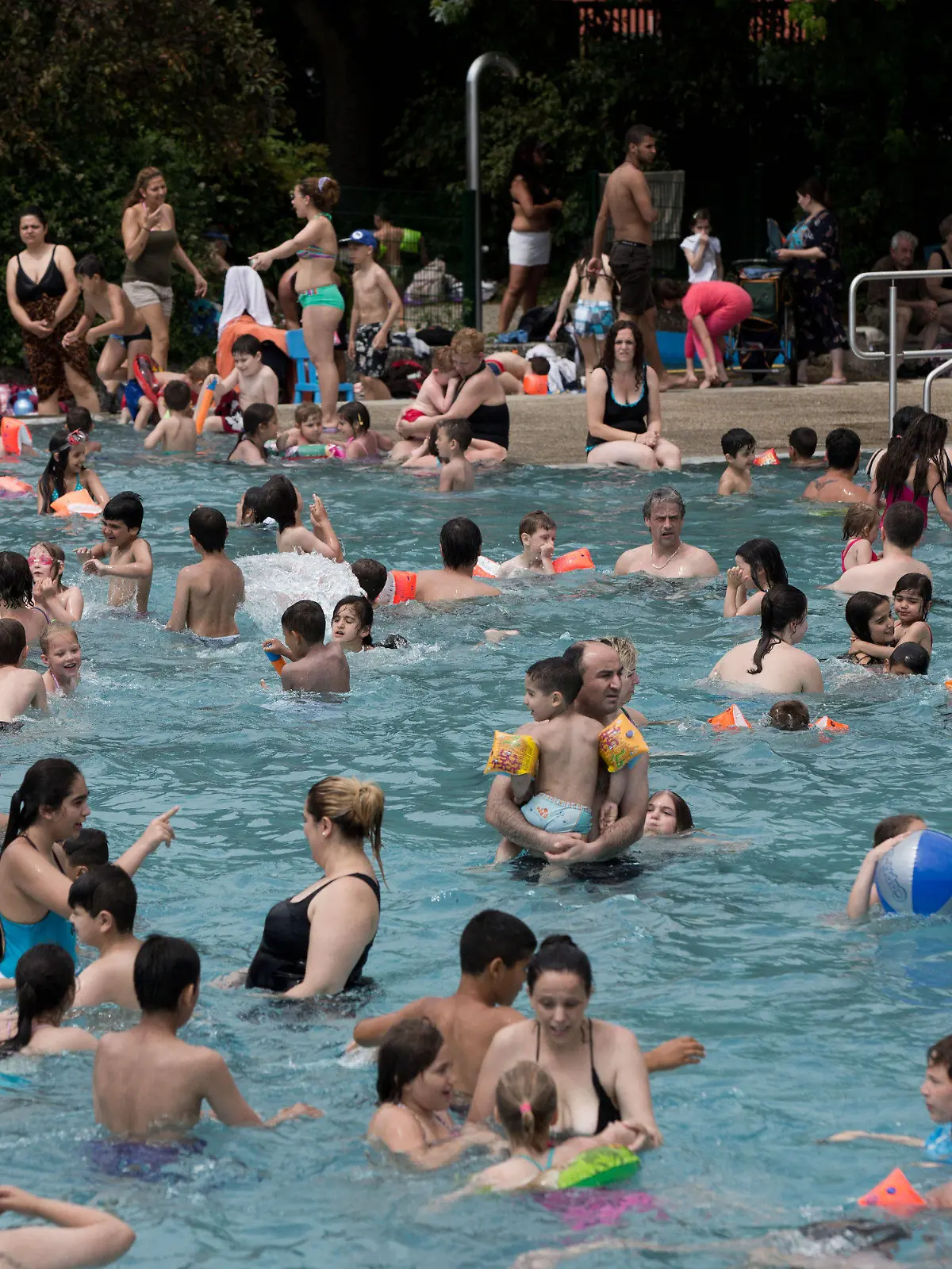 Zahlreiche Menschen kühlen sich bei tropischen Temperaturen im Kombibad Seestraße am 09.06.2014 in Berlin ab. Foto: Jörg Carstensen/dpa +++(c) dpa - Bildfunk+++