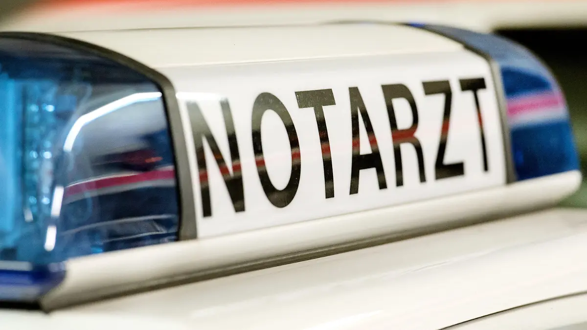 ARCHIV - ILLUSTRATION - Das Logo "Notarzt" ist am 20.07.2015 an einem Notarzteinsatzfahrzeug zu sehen. Wegen eines zerstochenen Reifens hat ein Notarztwagen mit einem schwerkranken Patienten an Bord in Essen zu spät die lebensrettende Klinik erreicht. Der Mann sei im Krankenhaus gestorben, teilte die Polizei am Freitag mit.   Foto: Patrick Seeger/dpa +++(c) dpa - Bildfunk+++