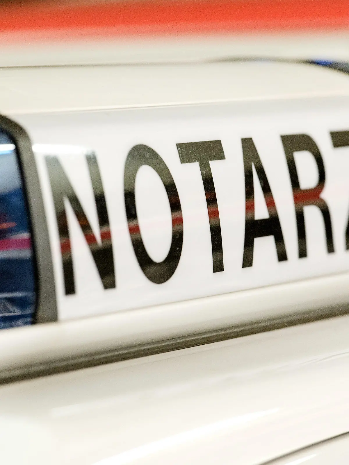 ARCHIV - ILLUSTRATION - Das Logo "Notarzt" ist am 20.07.2015 an einem Notarzteinsatzfahrzeug zu sehen. Wegen eines zerstochenen Reifens hat ein Notarztwagen mit einem schwerkranken Patienten an Bord in Essen zu spät die lebensrettende Klinik erreicht. Der Mann sei im Krankenhaus gestorben, teilte die Polizei am Freitag mit.   Foto: Patrick Seeger/dpa +++(c) dpa - Bildfunk+++