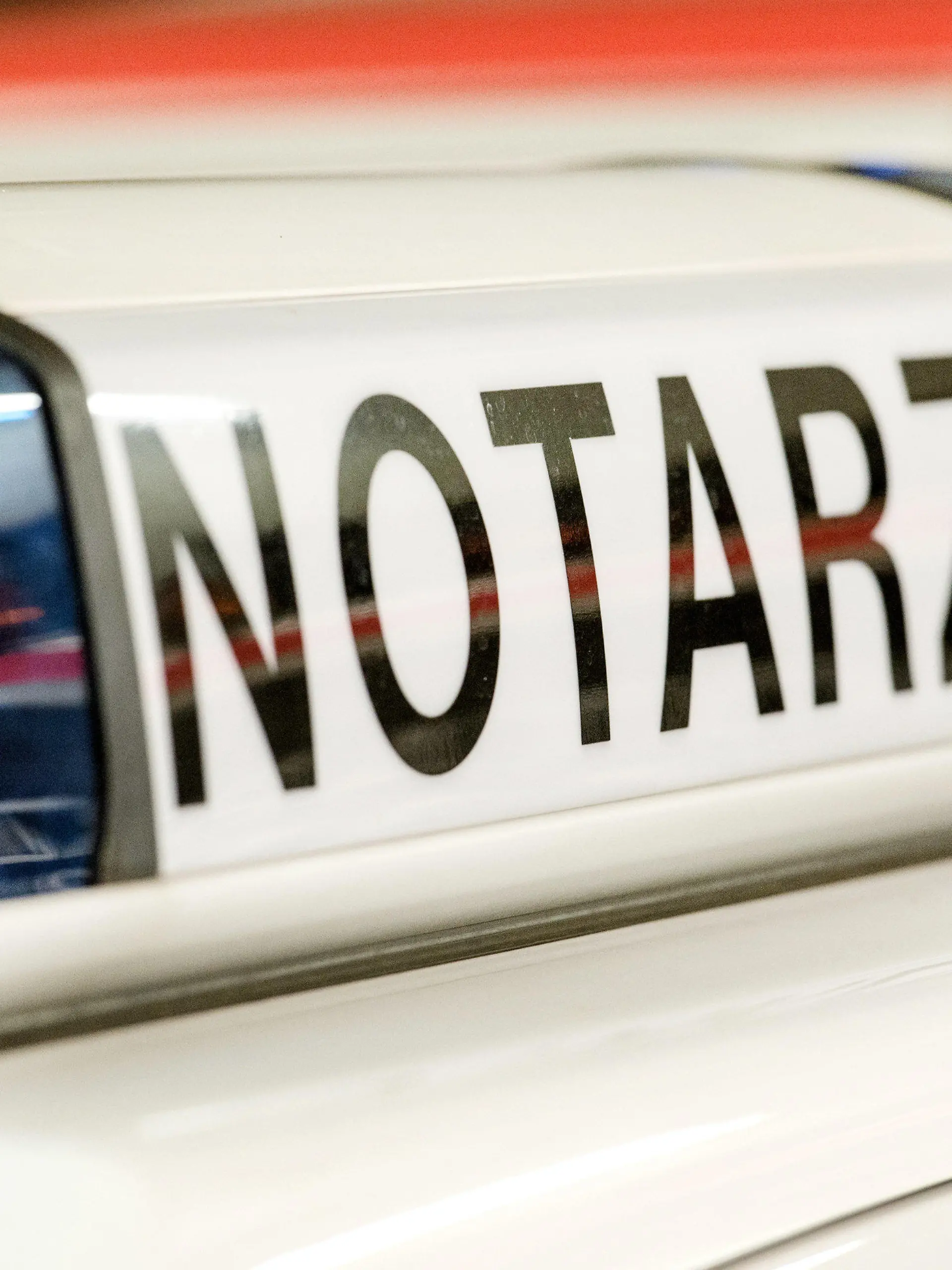 ARCHIV - ILLUSTRATION - Das Logo "Notarzt" ist am 20.07.2015 an einem Notarzteinsatzfahrzeug zu sehen. Wegen eines zerstochenen Reifens hat ein Notarztwagen mit einem schwerkranken Patienten an Bord in Essen zu spät die lebensrettende Klinik erreicht. Der Mann sei im Krankenhaus gestorben, teilte die Polizei am Freitag mit.   Foto: Patrick Seeger/dpa +++(c) dpa - Bildfunk+++