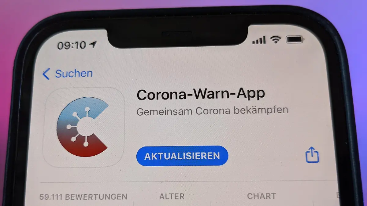 Die offizielle Corona-Warn-App des Bundes in der neue Version 2.0 im App Store von Apple. Mit einer neuen Check-in- Funktion sollen vor allem risikoreiche Begegnungen von Menschen in Innenräumen besser erfasst werden. User können für private Treffen selbst QR-Codes anlegen.