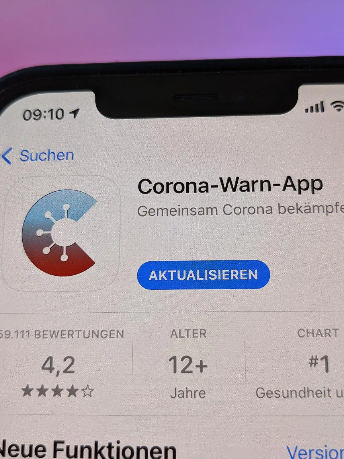 Die offizielle Corona-Warn-App des Bundes in der neue Version 2.0 im App Store von Apple. Mit einer neuen Check-in- Funktion sollen vor allem risikoreiche Begegnungen von Menschen in Innenräumen besser erfasst werden. User können für private Treffen selbst QR-Codes anlegen.