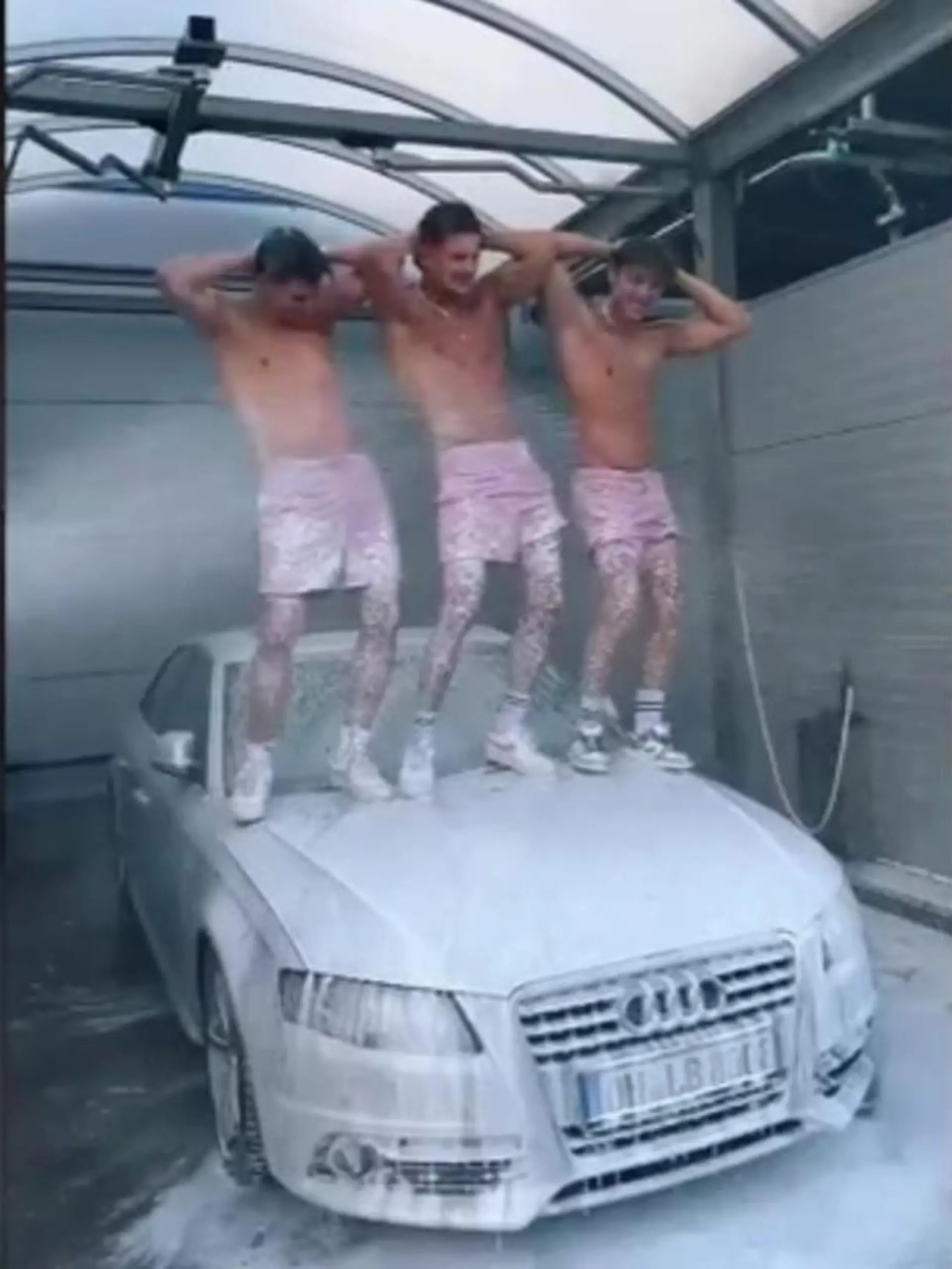 Sind sie die neuen Elevator-Boys? Sie räkeln sich auf nassen, eingeschäumten Autos, filmen sich dabei und stellen die Videos auf Tiktok.  Eike Metzger, Luke und Sean Boomers holen den Carwash-Trend aus den USA nach Deutschland und werden damit auf Tiktok zu Stars. Wir haben die drei Jungs aus Schleswig-Holstein besucht.
