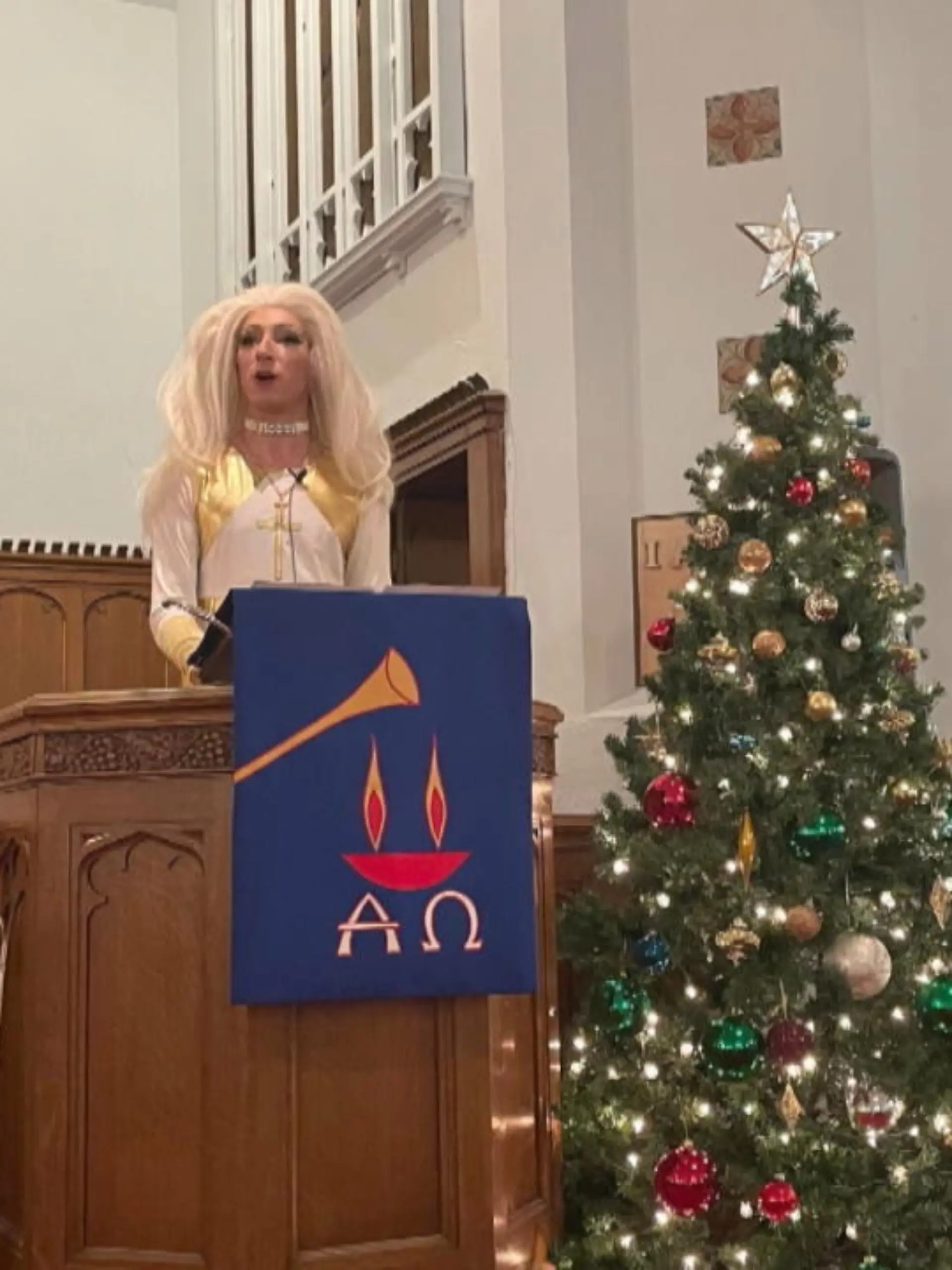 Wow, was ein Outfit! Nachdem Pastor Aaron Musser seine Bibelstunde als Drag-Queen abhielt, wird er im Netz gefeiert.
