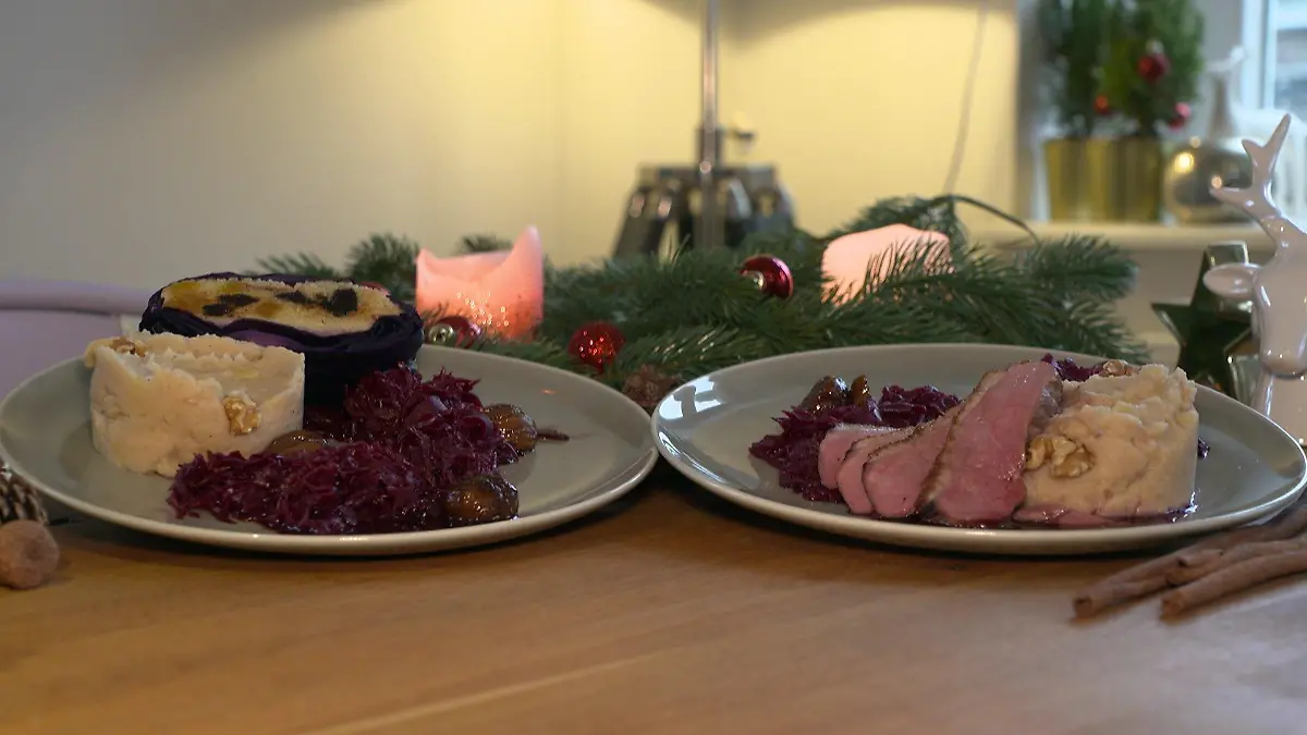 Links: Vegane Rotkohlroulade mit Hirse-Backobst gefüllt, Walnusskartoffelpüree und  Brombeerrotkohl Rechts: Gewürzlackierte Entenbrust mit  Walnusskartoffelpüree und Brombeerrotkohl